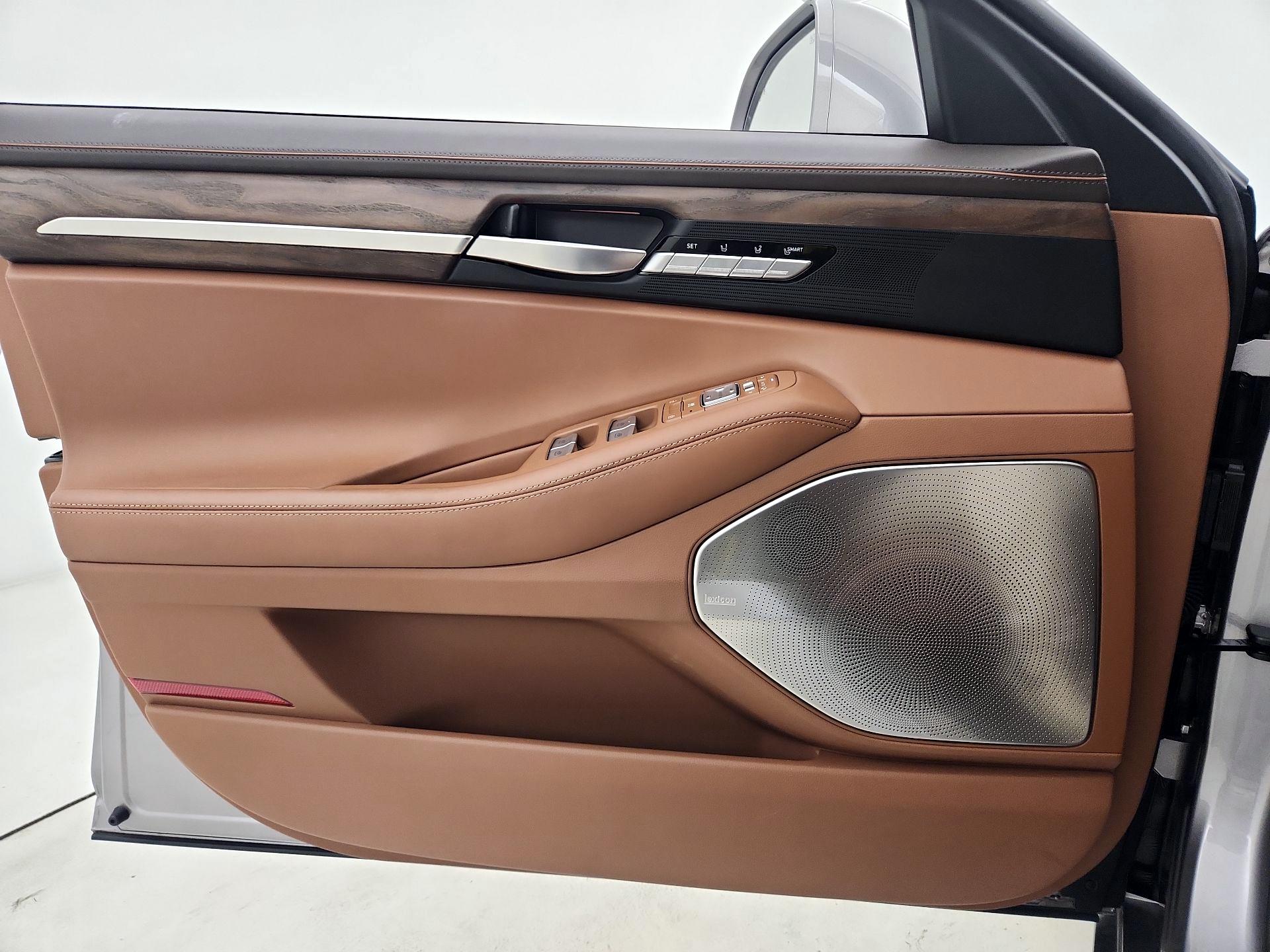 Thumbnail: 2022 Genesis G90 - 12