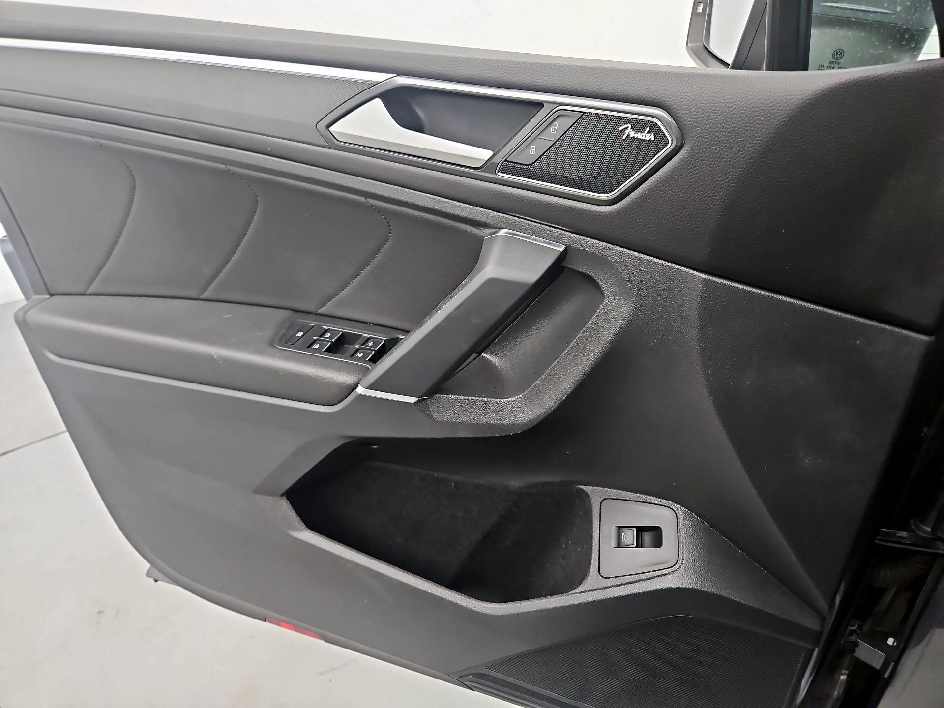 Thumbnail: 2018 Volkswagen Tiguan - 12