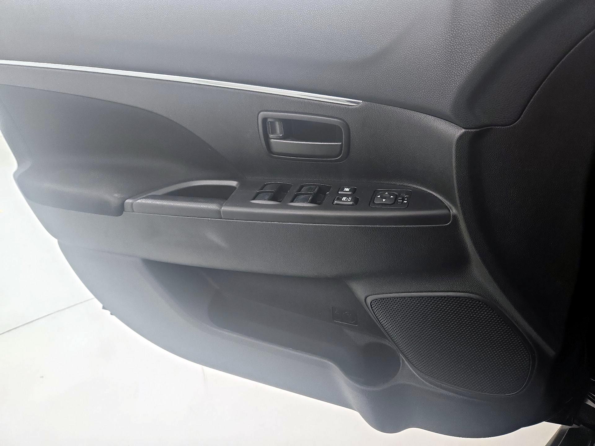 Thumbnail: 2015 Mitsubishi Outlander Sport - 12