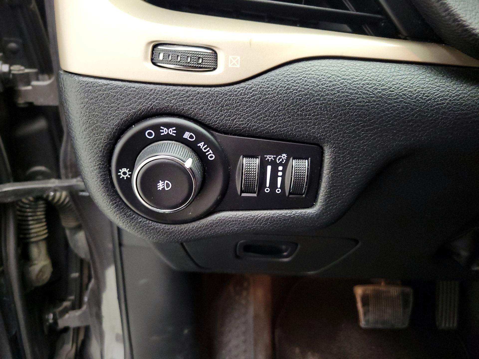 Thumbnail: 2016 Jeep Cherokee - 13