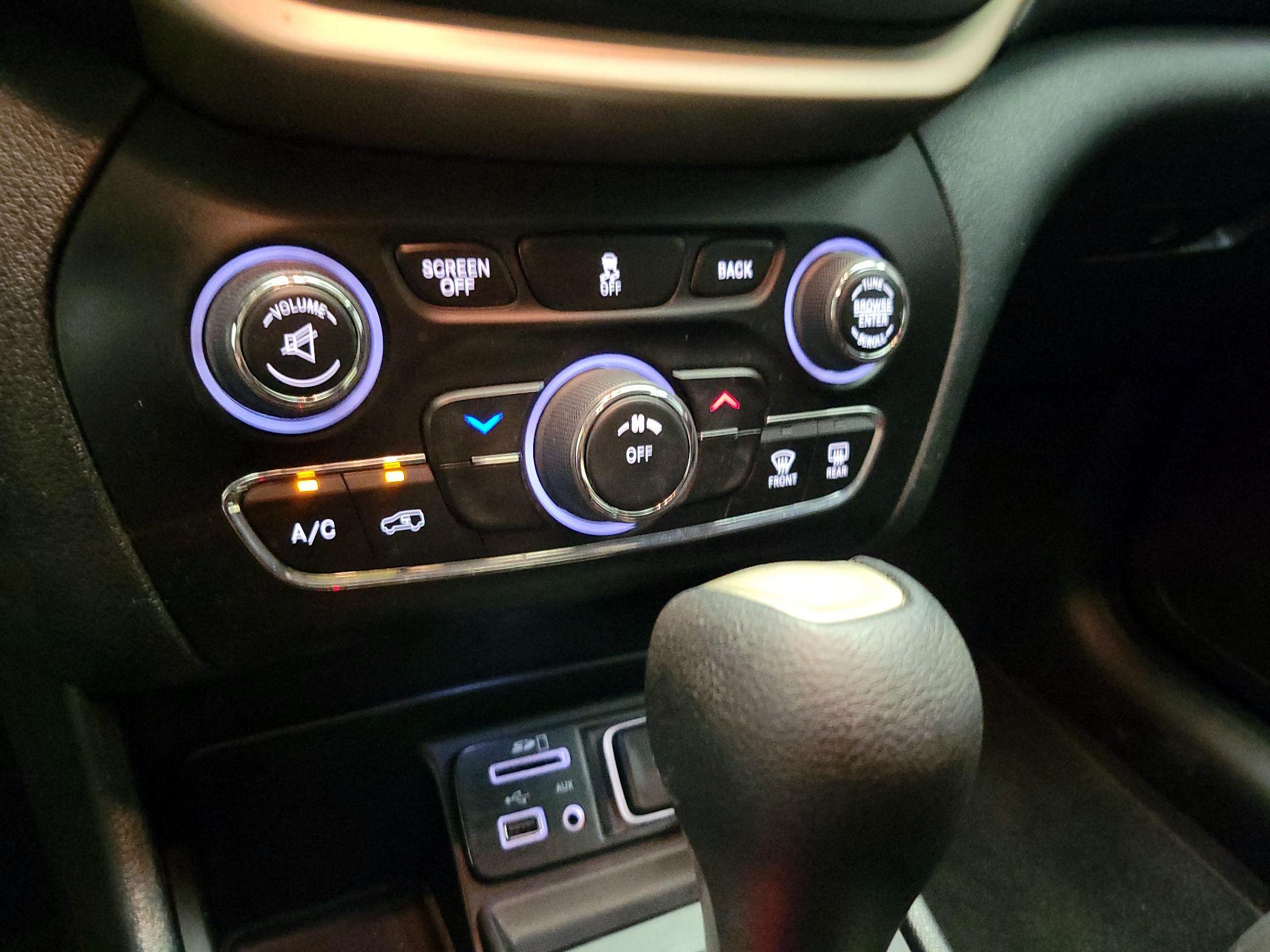 Thumbnail: 2016 Jeep Cherokee - 16