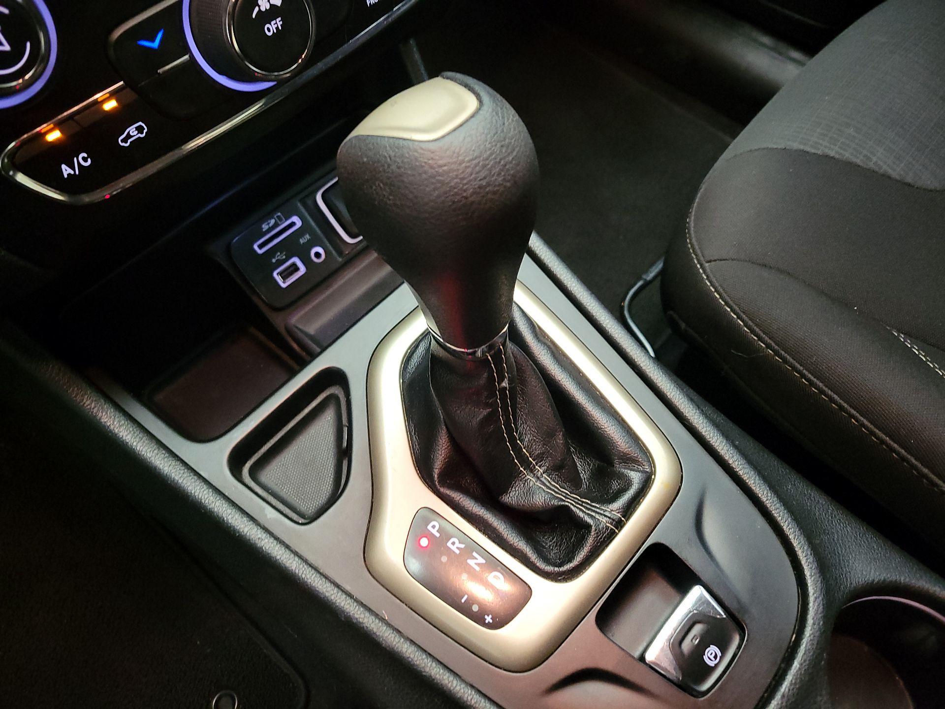 Thumbnail: 2016 Jeep Cherokee - 17