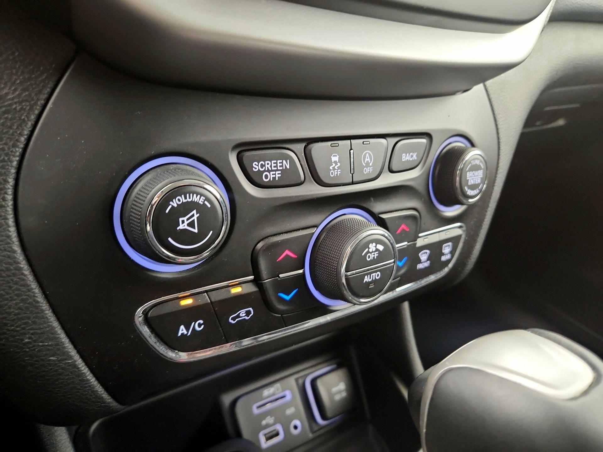 Thumbnail: 2015 Jeep Cherokee - 16