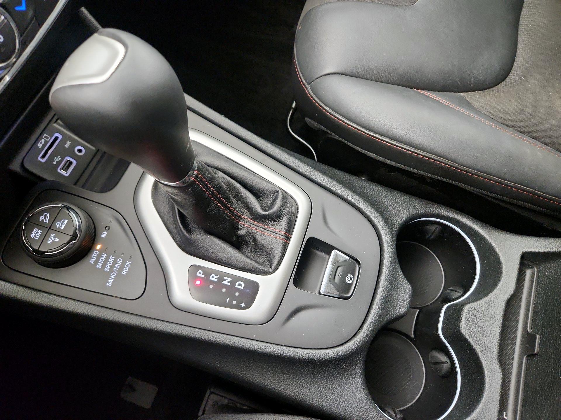 Thumbnail: 2015 Jeep Cherokee - 17