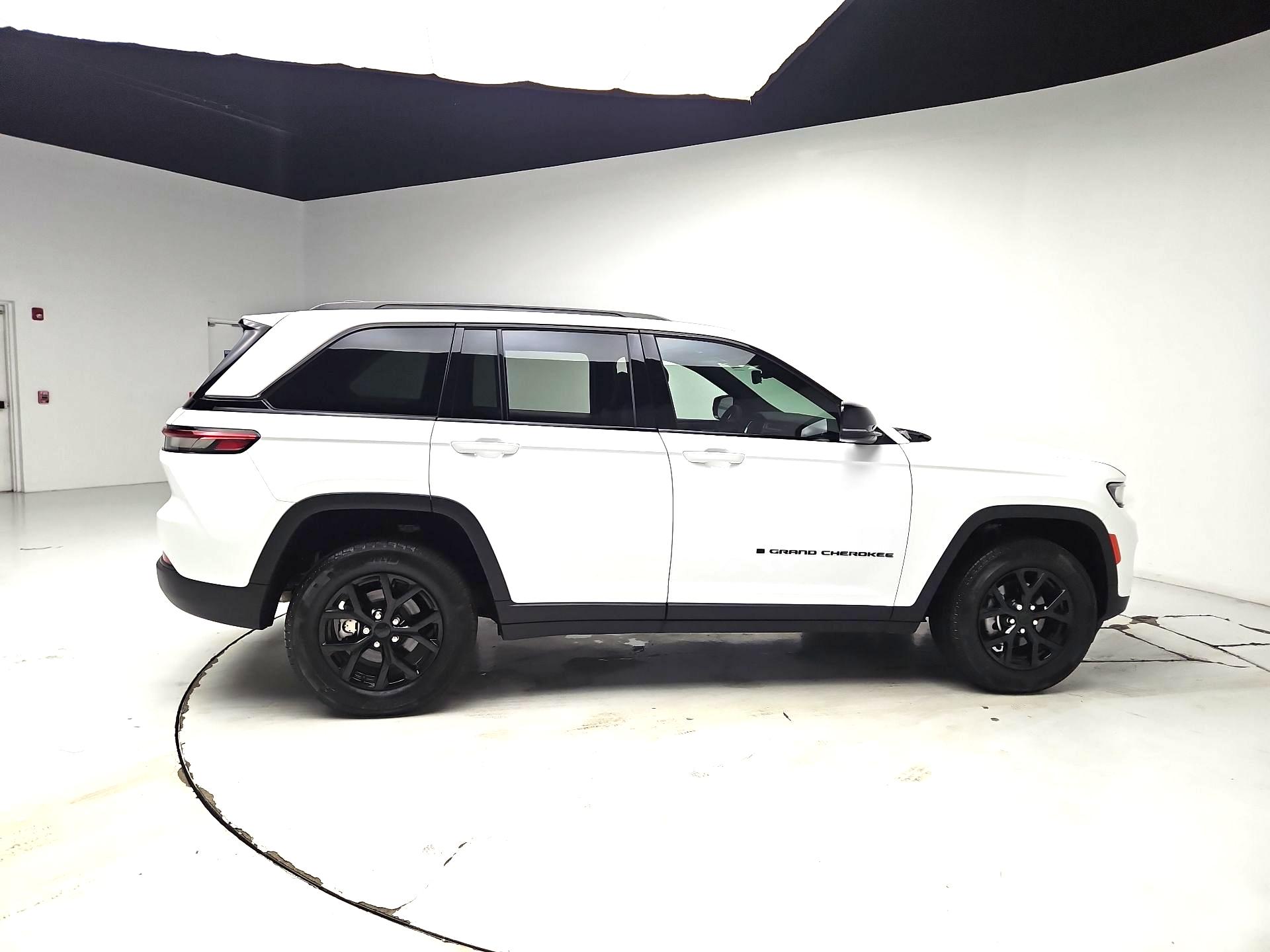 Thumbnail: 2024 Jeep Grand Cherokee - 4