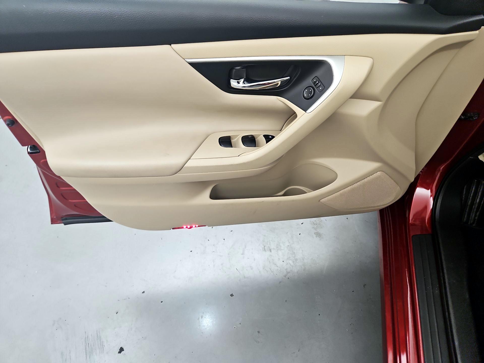 Thumbnail: 2016 Nissan Altima - 12