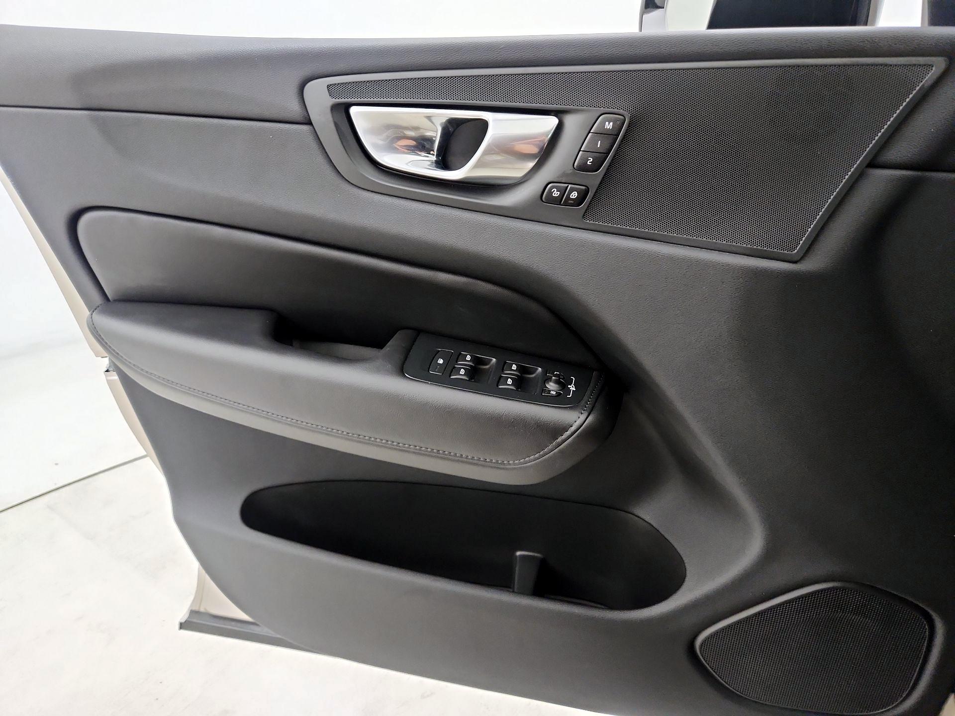 Thumbnail: 2025 Volvo XC60 - 12