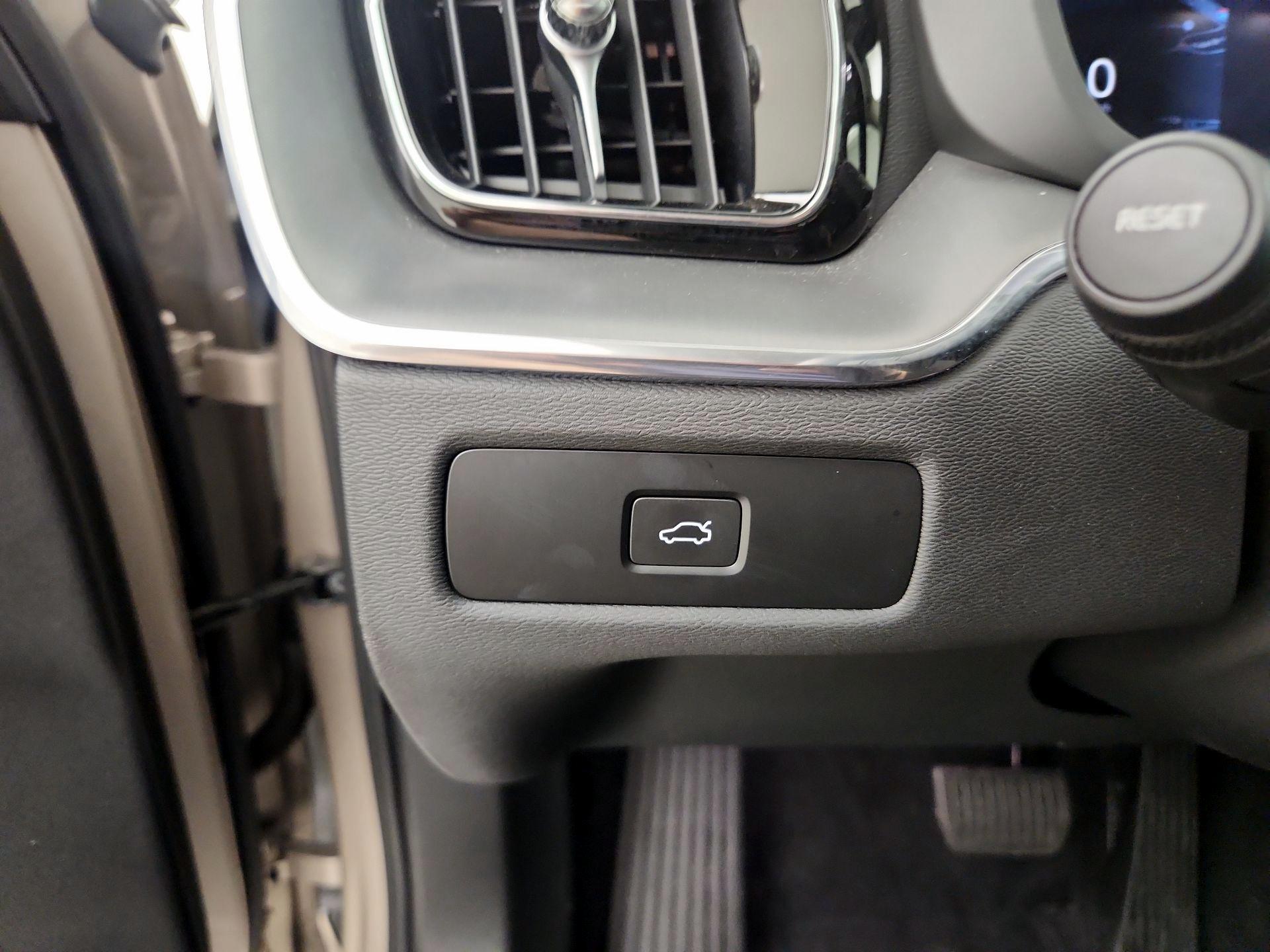 Thumbnail: 2025 Volvo XC60 - 13