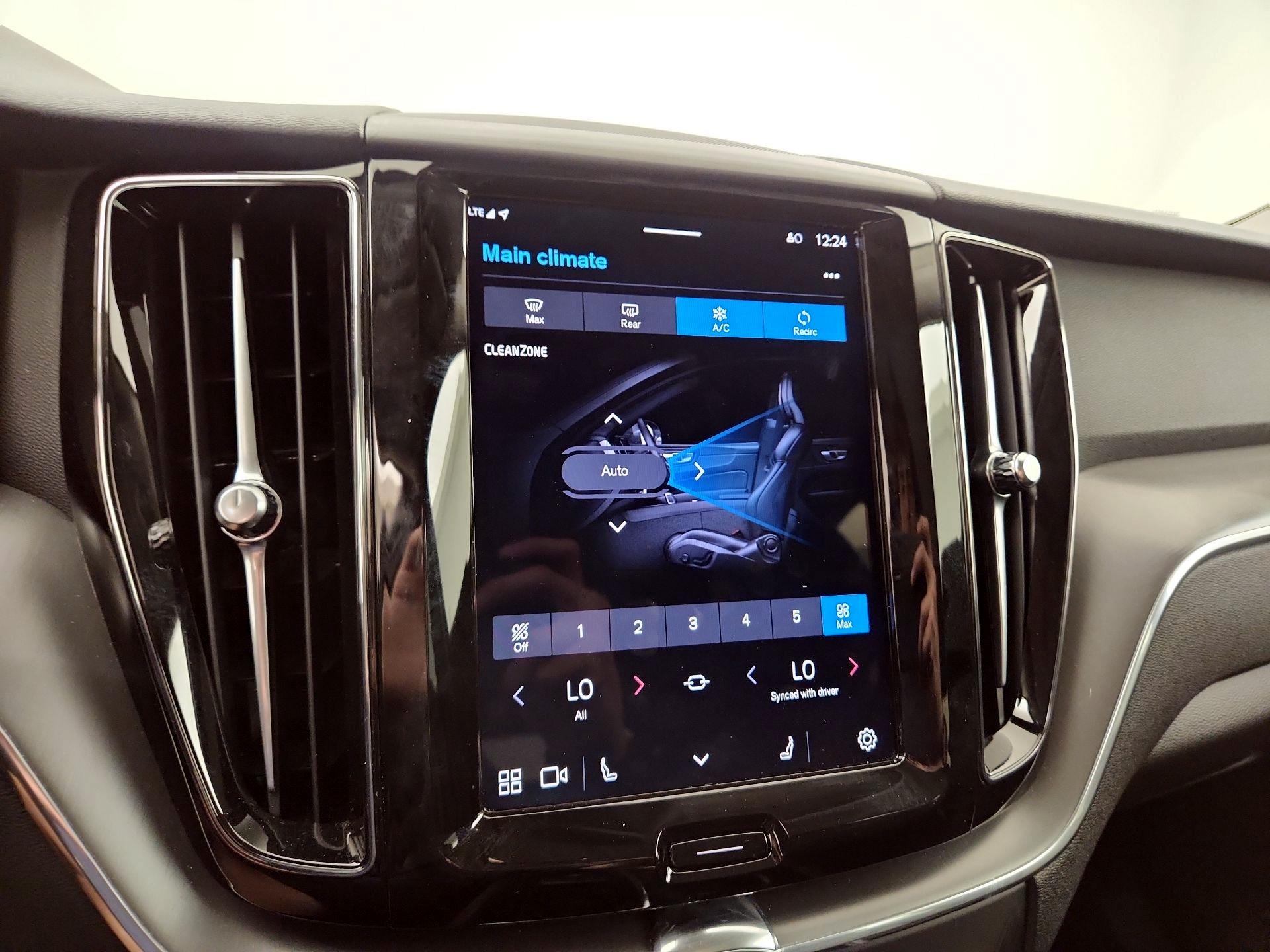 Thumbnail: 2025 Volvo XC60 - 17