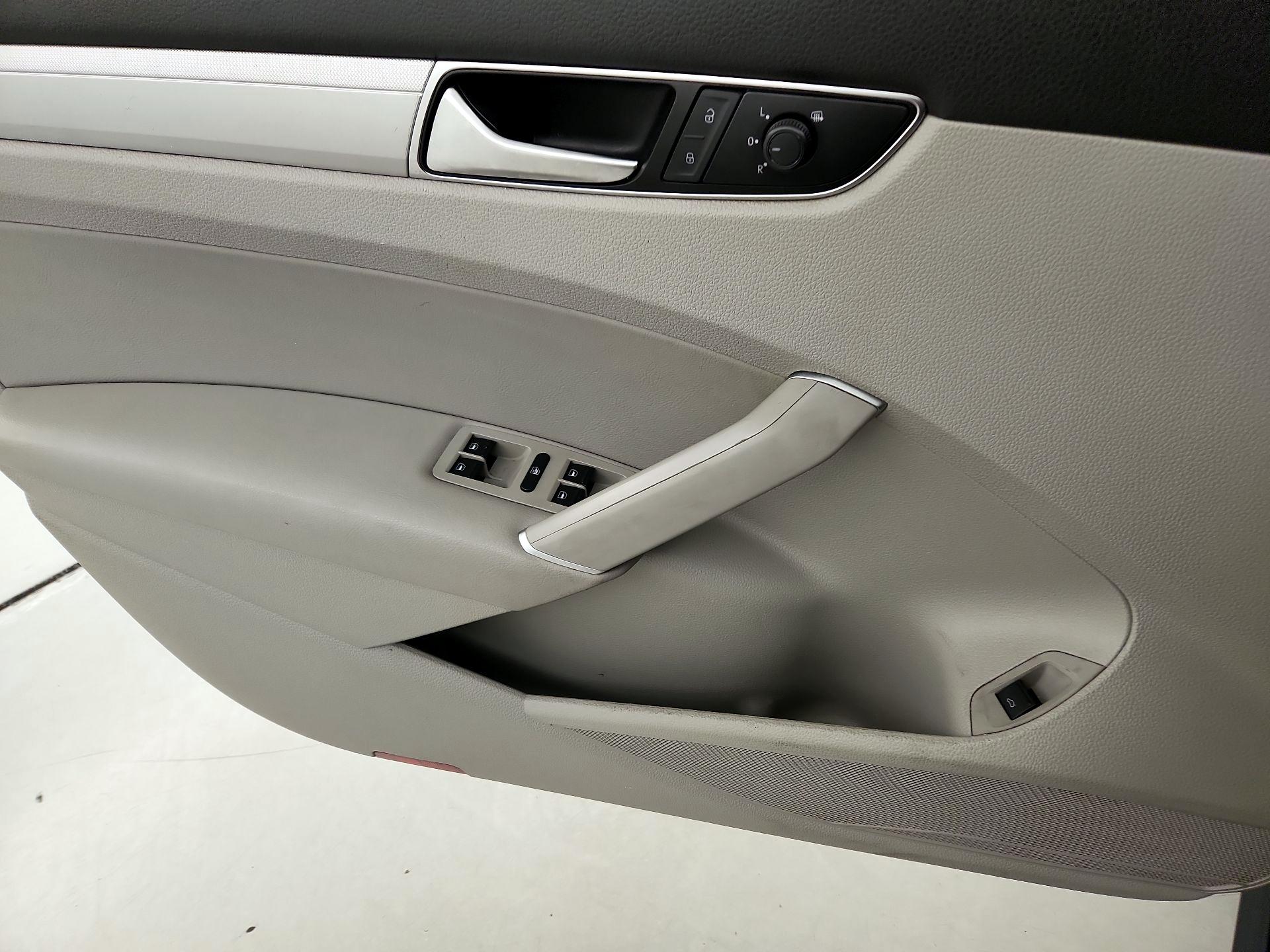 Thumbnail: 2019 Volkswagen Passat - 12