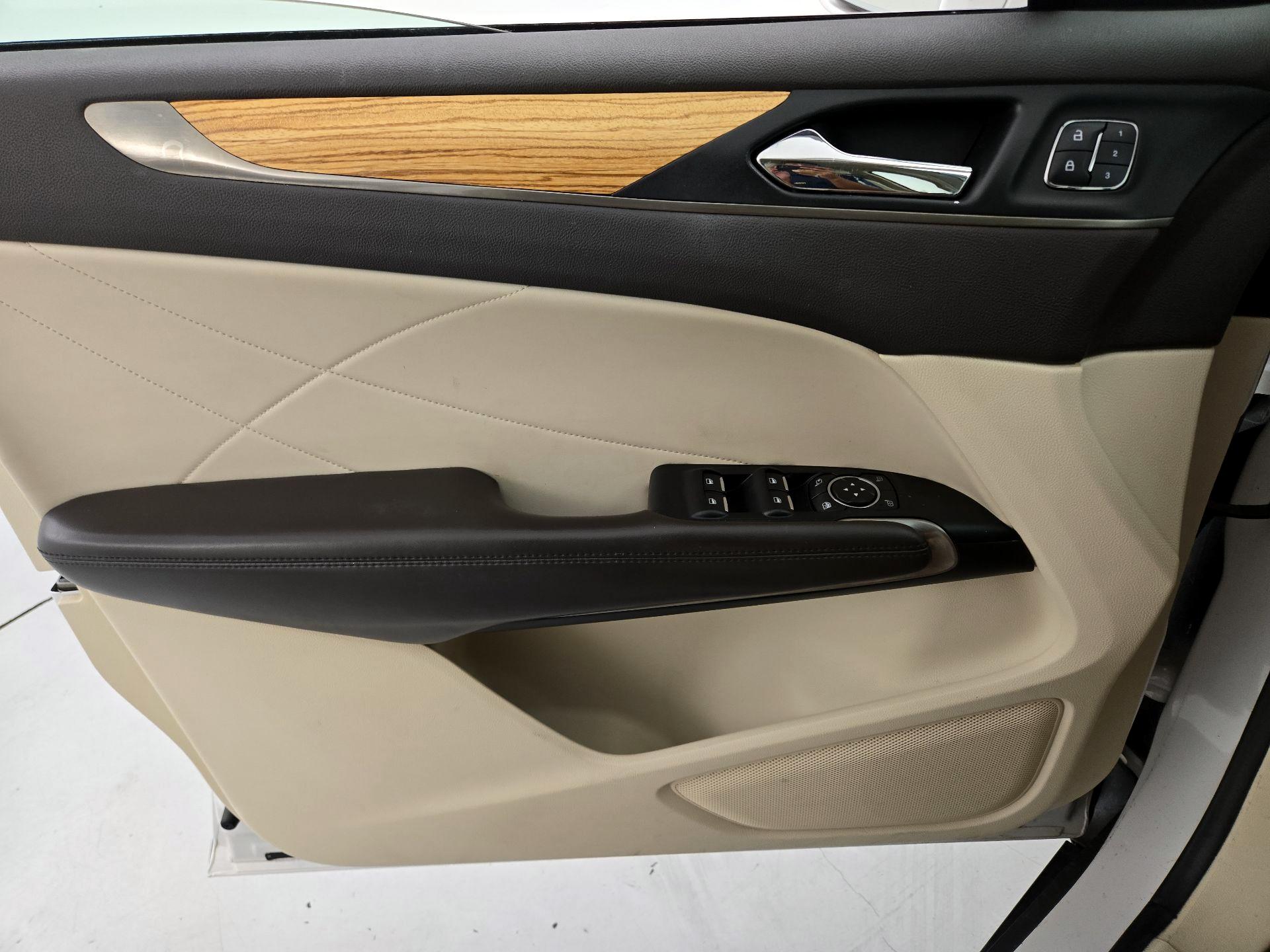 Thumbnail: 2016 Lincoln MKC - 12