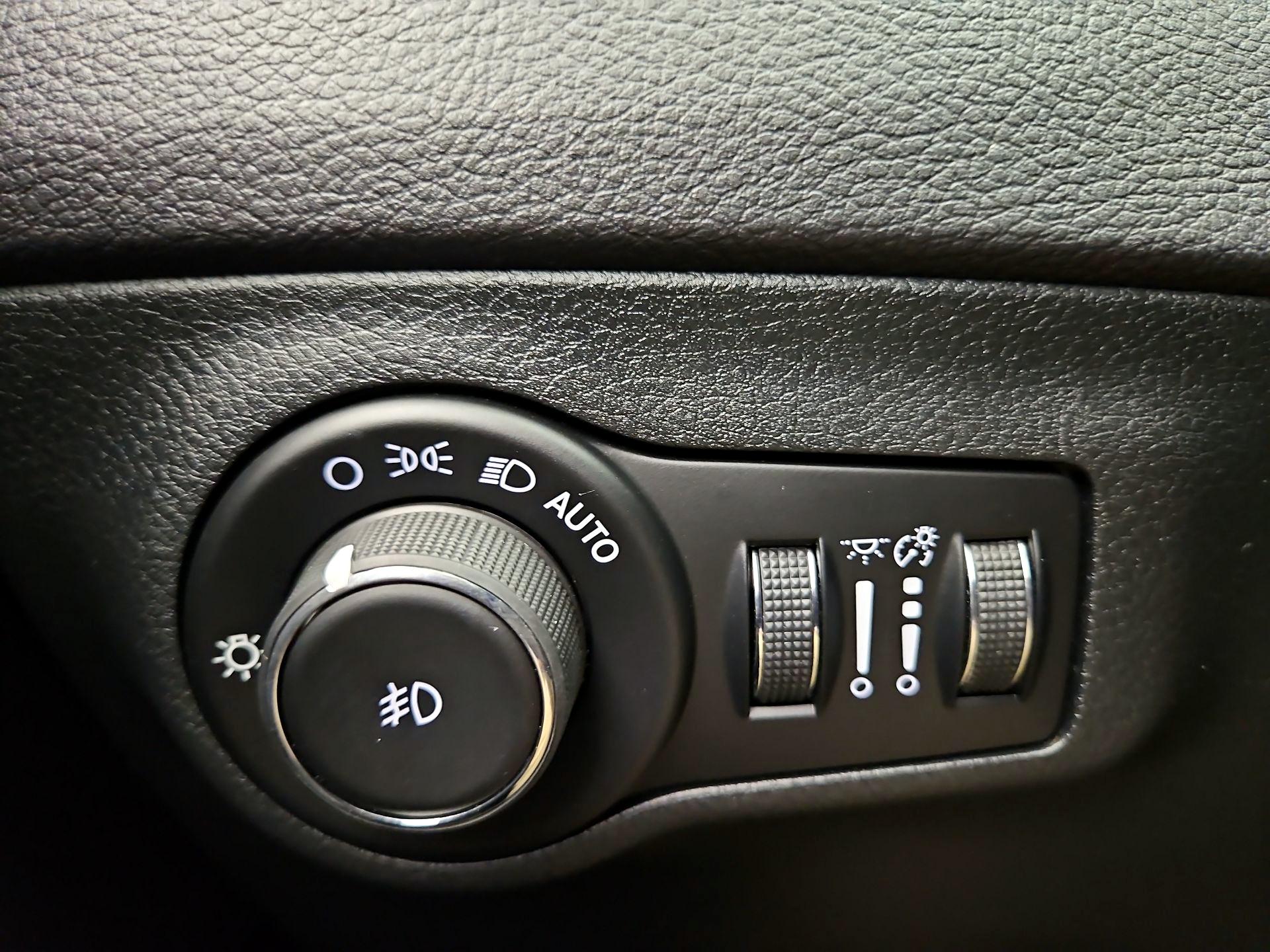 Thumbnail: 2018 Jeep Compass - 13