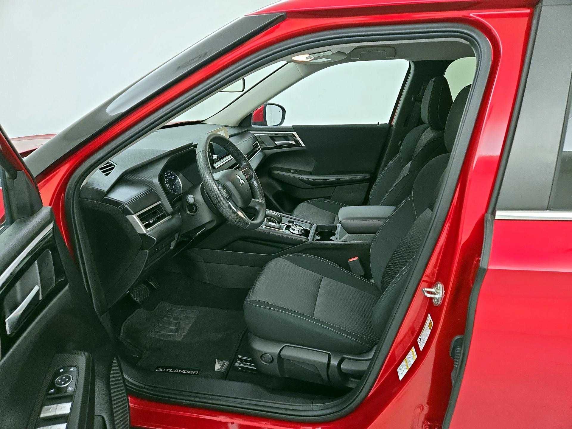 Thumbnail: 2024 Mitsubishi Outlander - 11