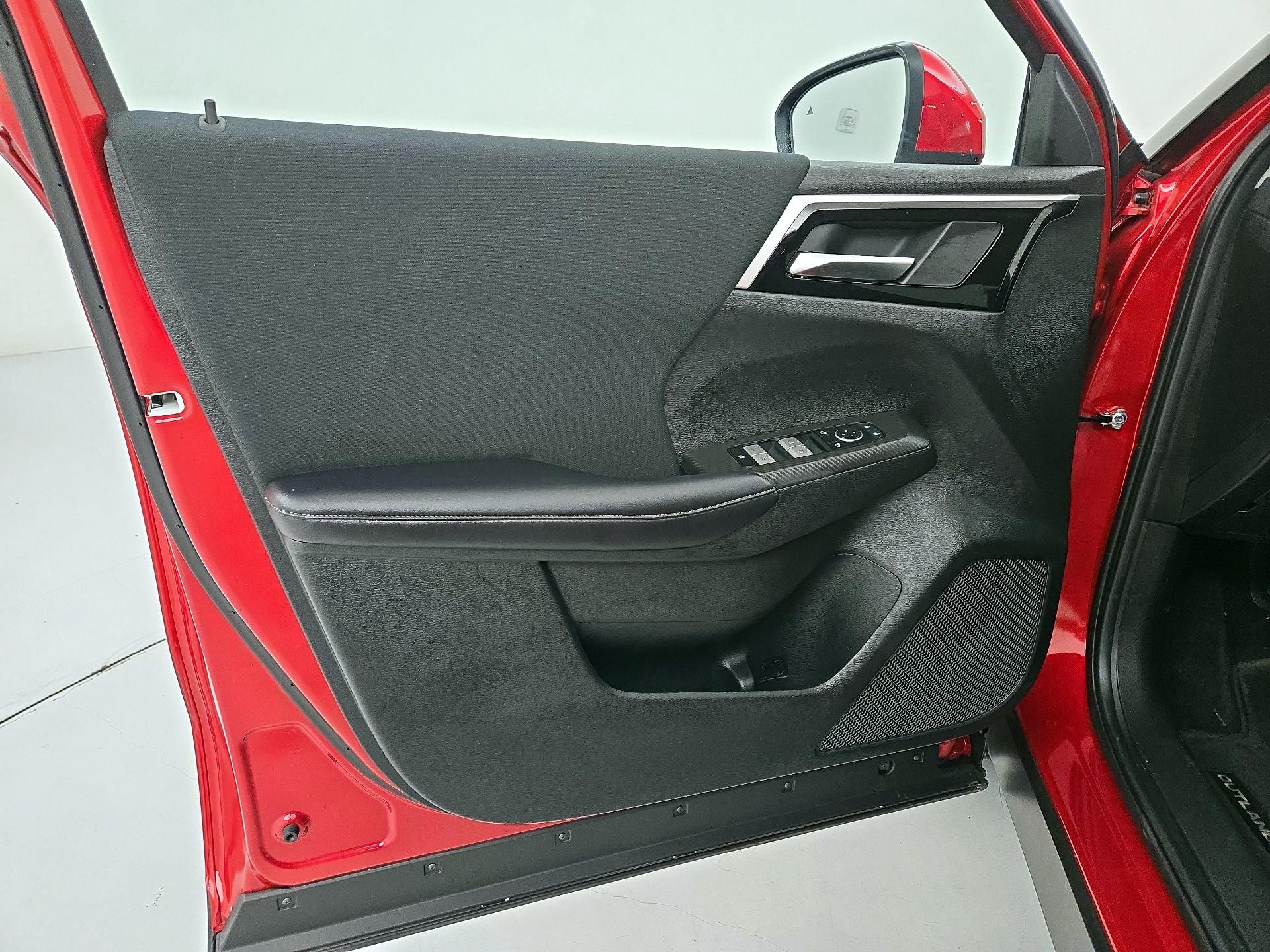 Thumbnail: 2024 Mitsubishi Outlander - 12