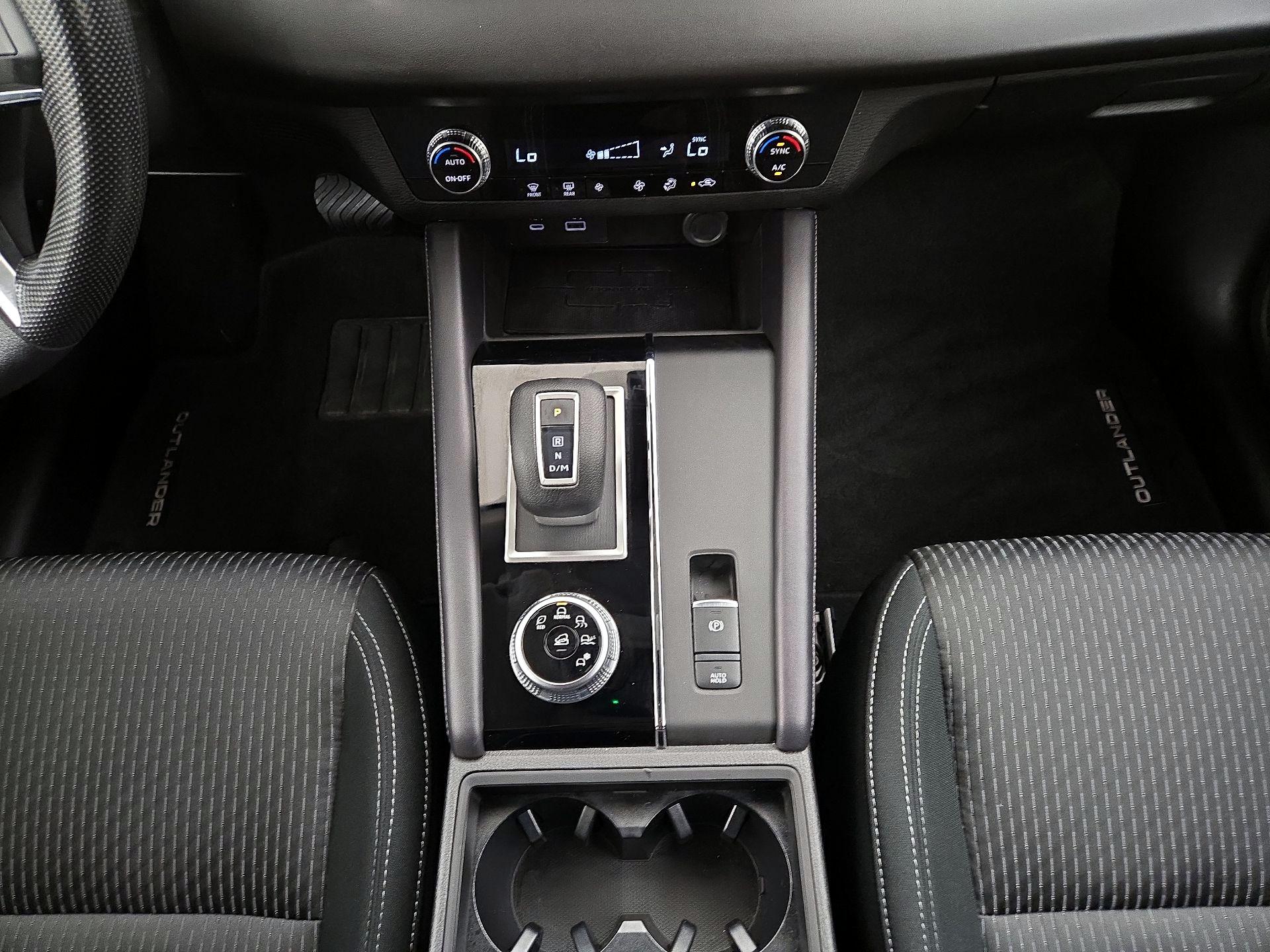 Thumbnail: 2024 Mitsubishi Outlander - 17