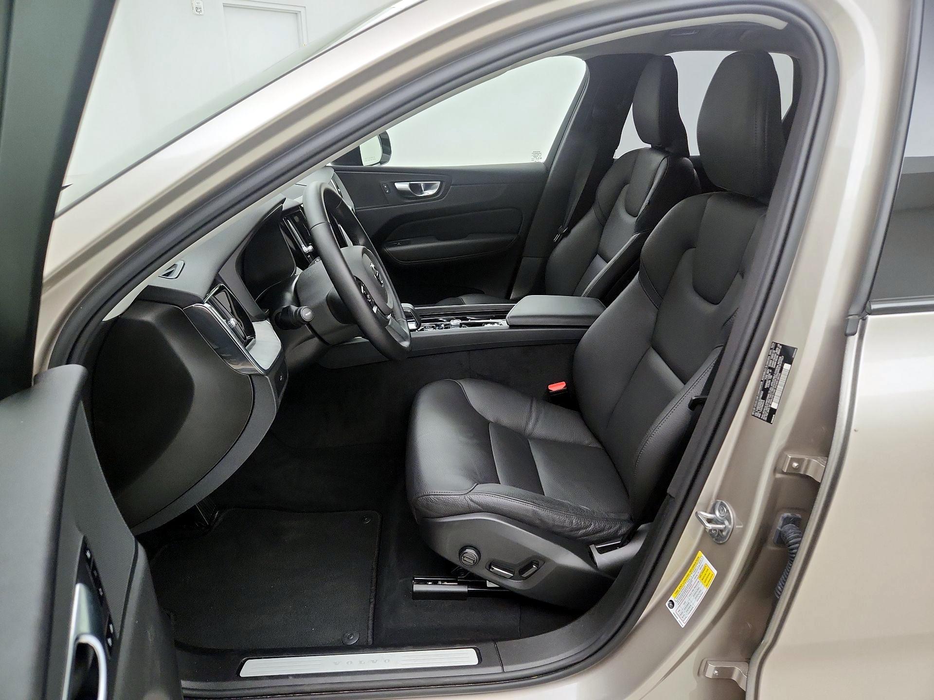 Thumbnail: 2025 Volvo XC60 - 11