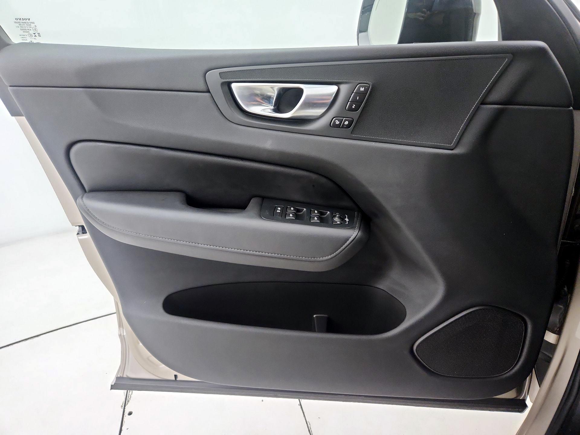 Thumbnail: 2025 Volvo XC60 - 12