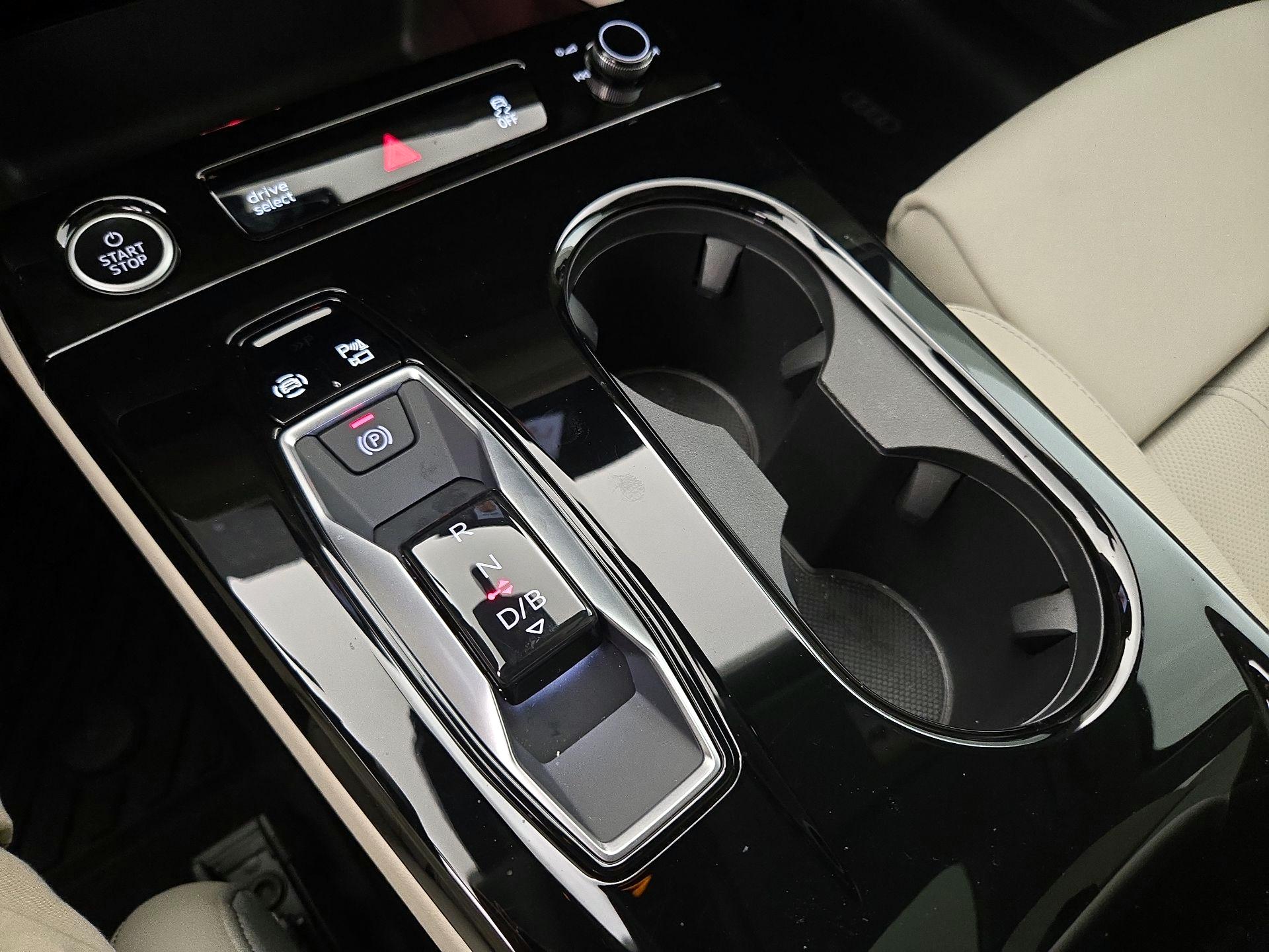 Thumbnail: 2025 Audi Q6 e-tron - 17