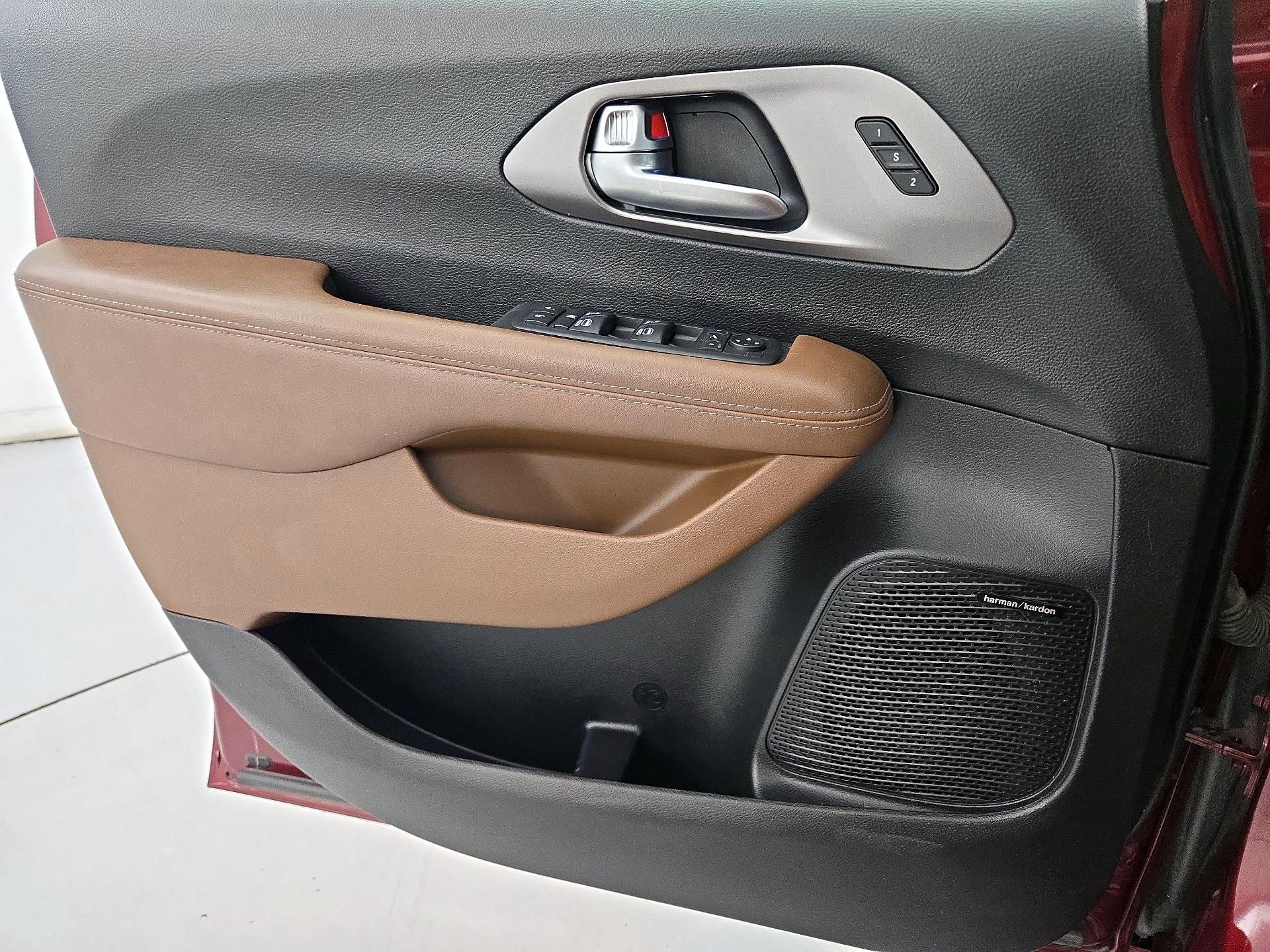 Thumbnail: 2020 Chrysler Pacifica - 12