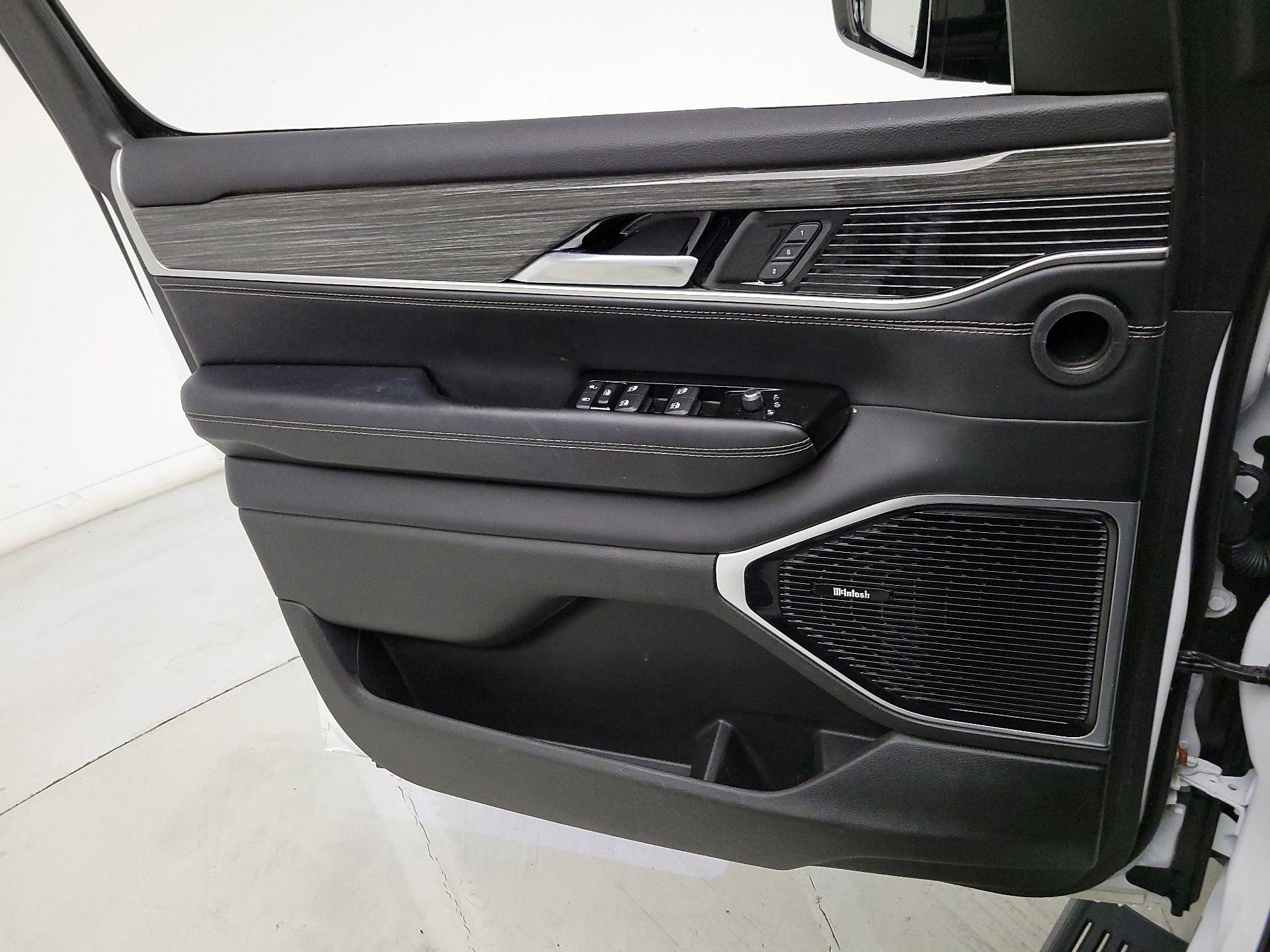 Thumbnail: 2022 Jeep Wagoneer - 12