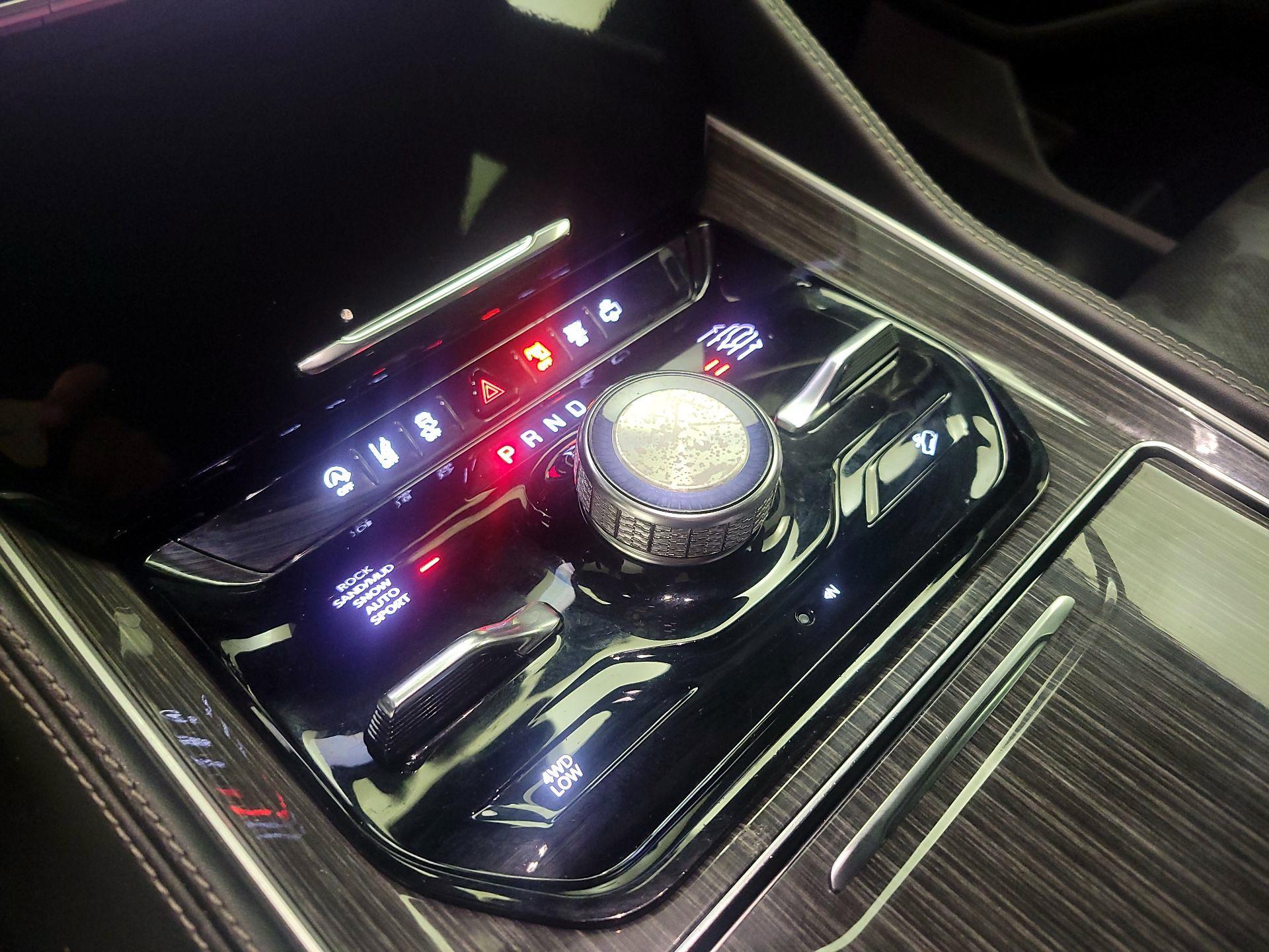 Thumbnail: 2022 Jeep Wagoneer - 18