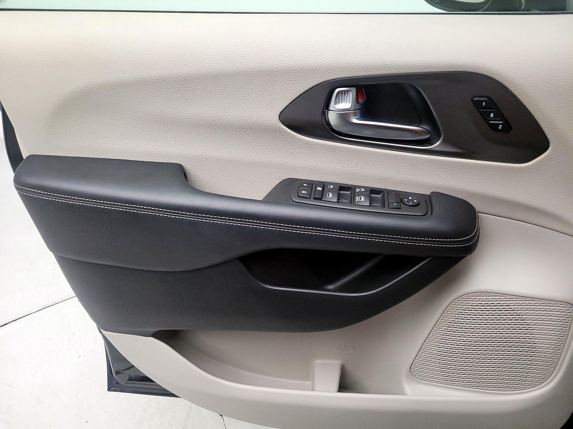 Thumbnail: 2022 Chrysler Pacifica - 12