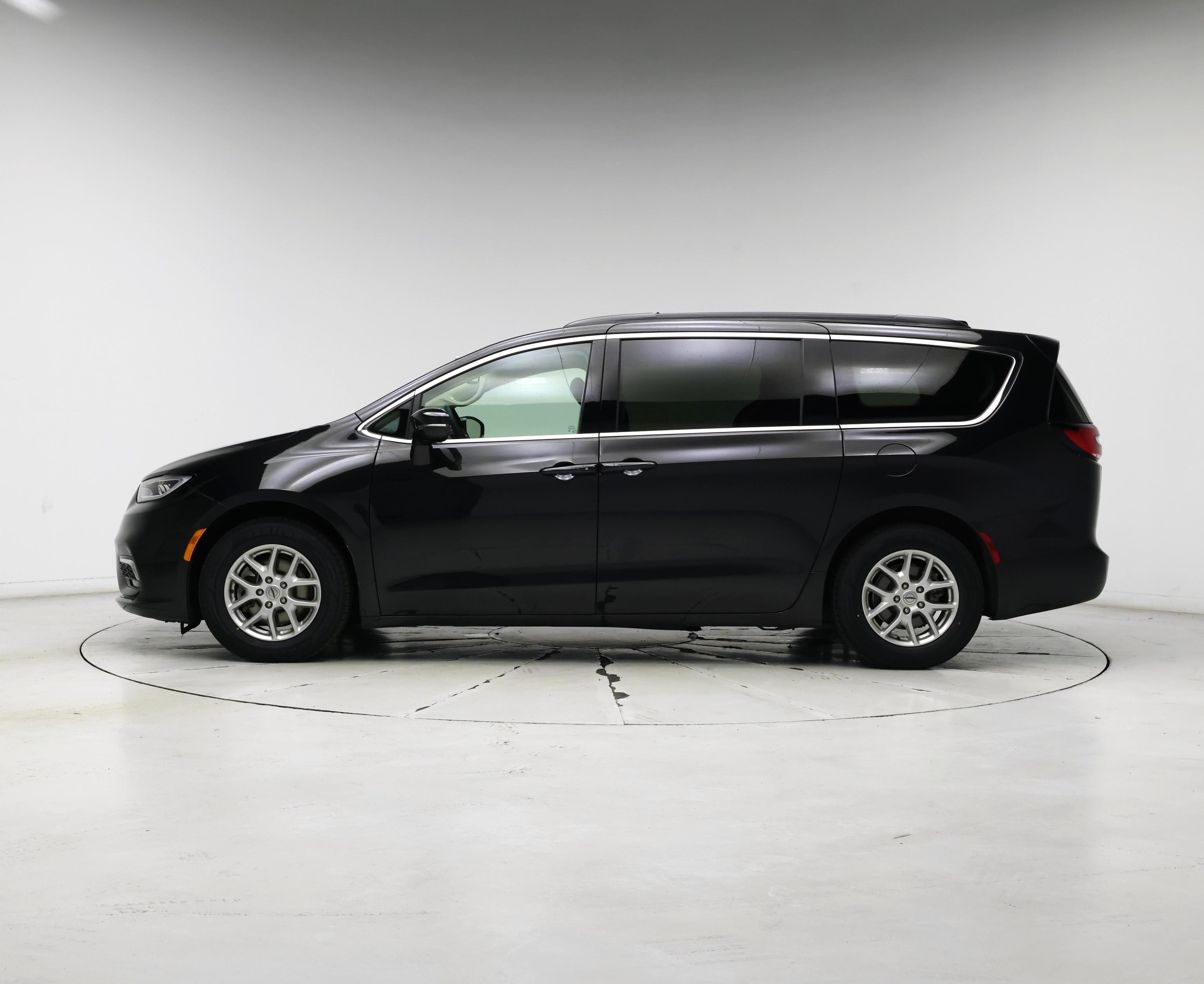 Thumbnail: 2022 Chrysler Pacifica - 3