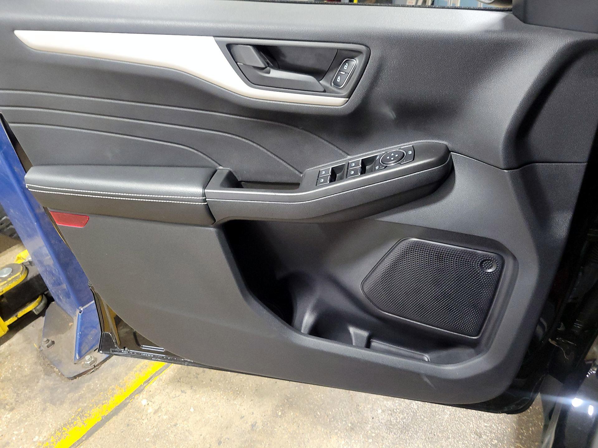 Thumbnail: 2022 Ford Escape - 12