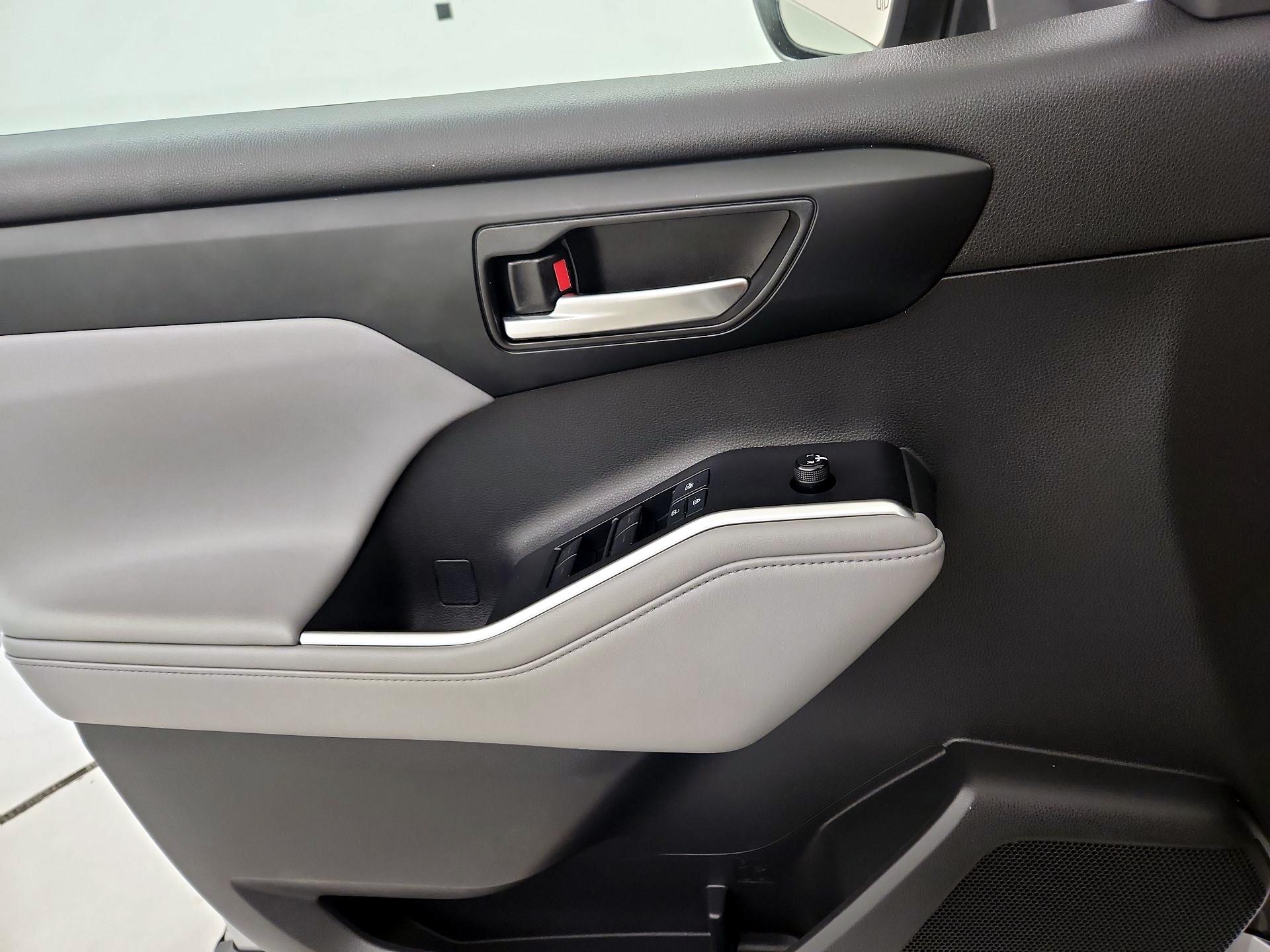 Thumbnail: 2021 Toyota Highlander - 12