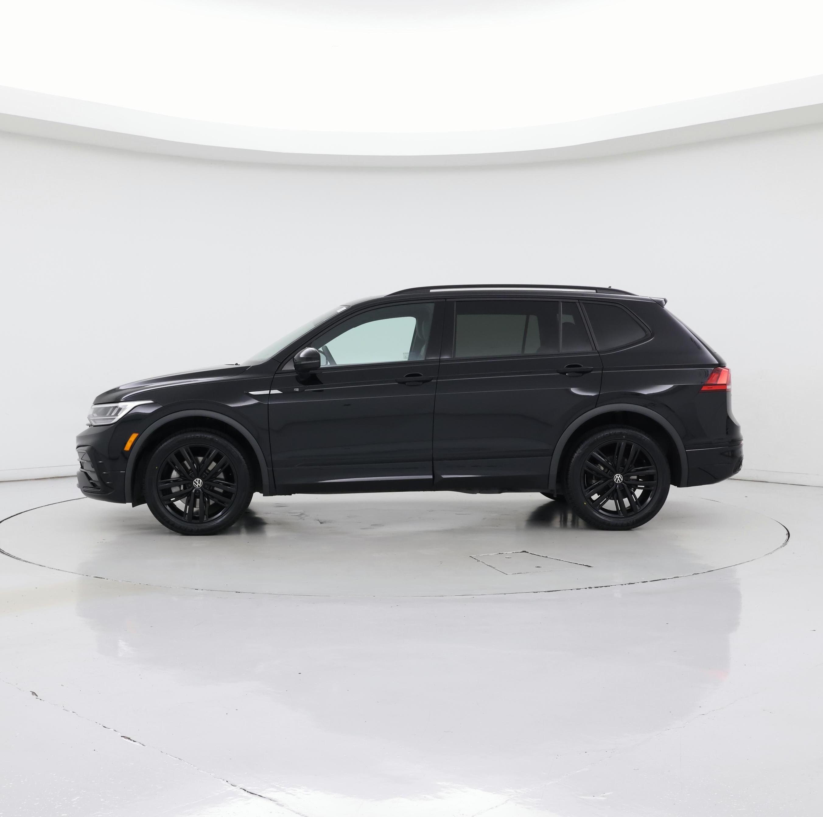 Thumbnail: 2022 Volkswagen Tiguan - 3