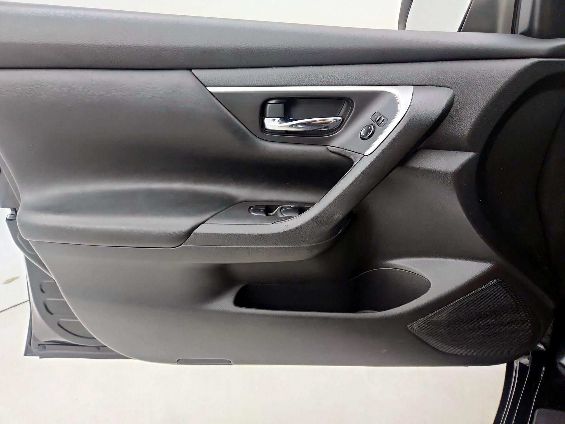 Thumbnail: 2016 Nissan Altima - 16