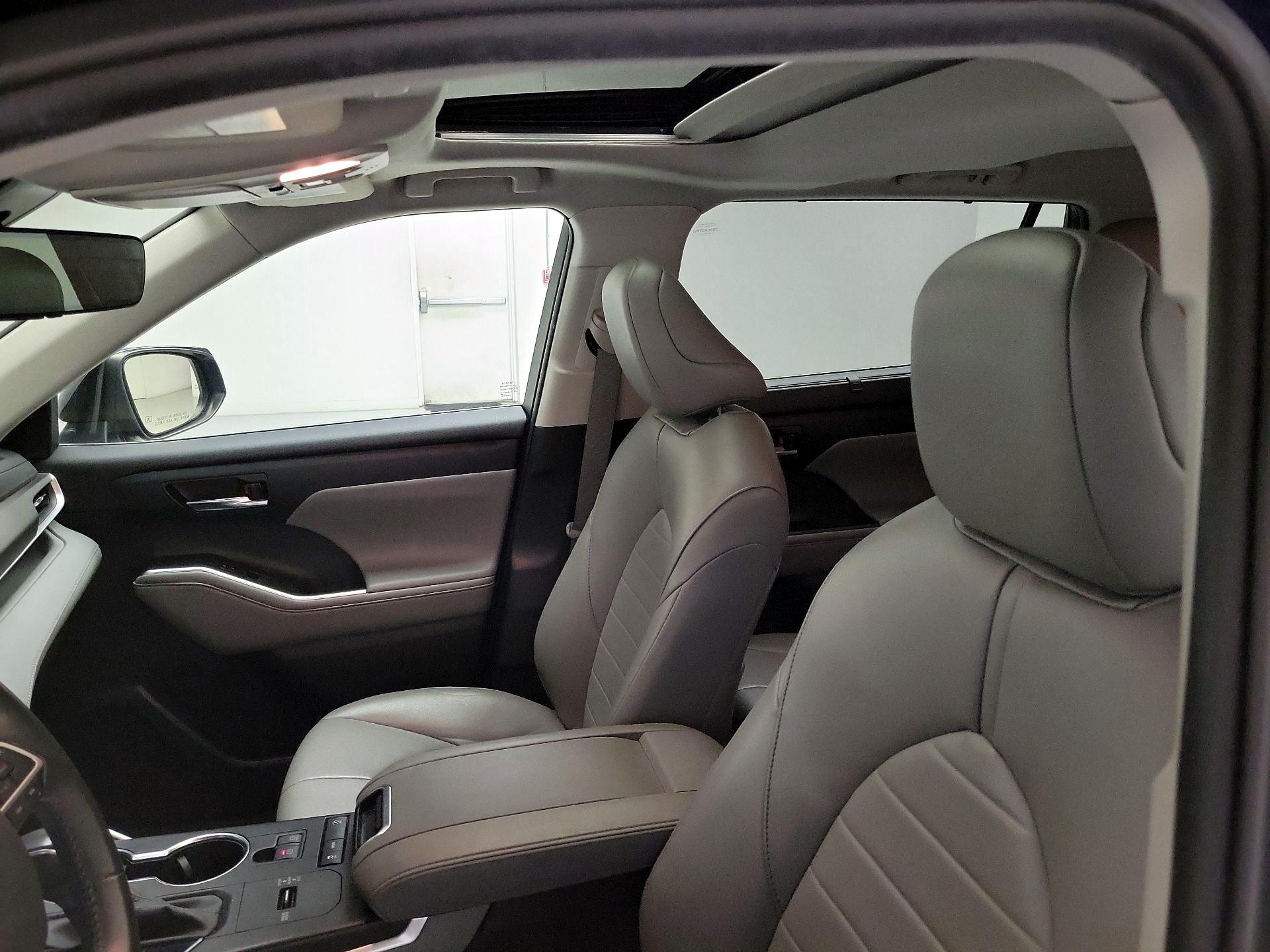 Thumbnail: 2022 Toyota Highlander - 20