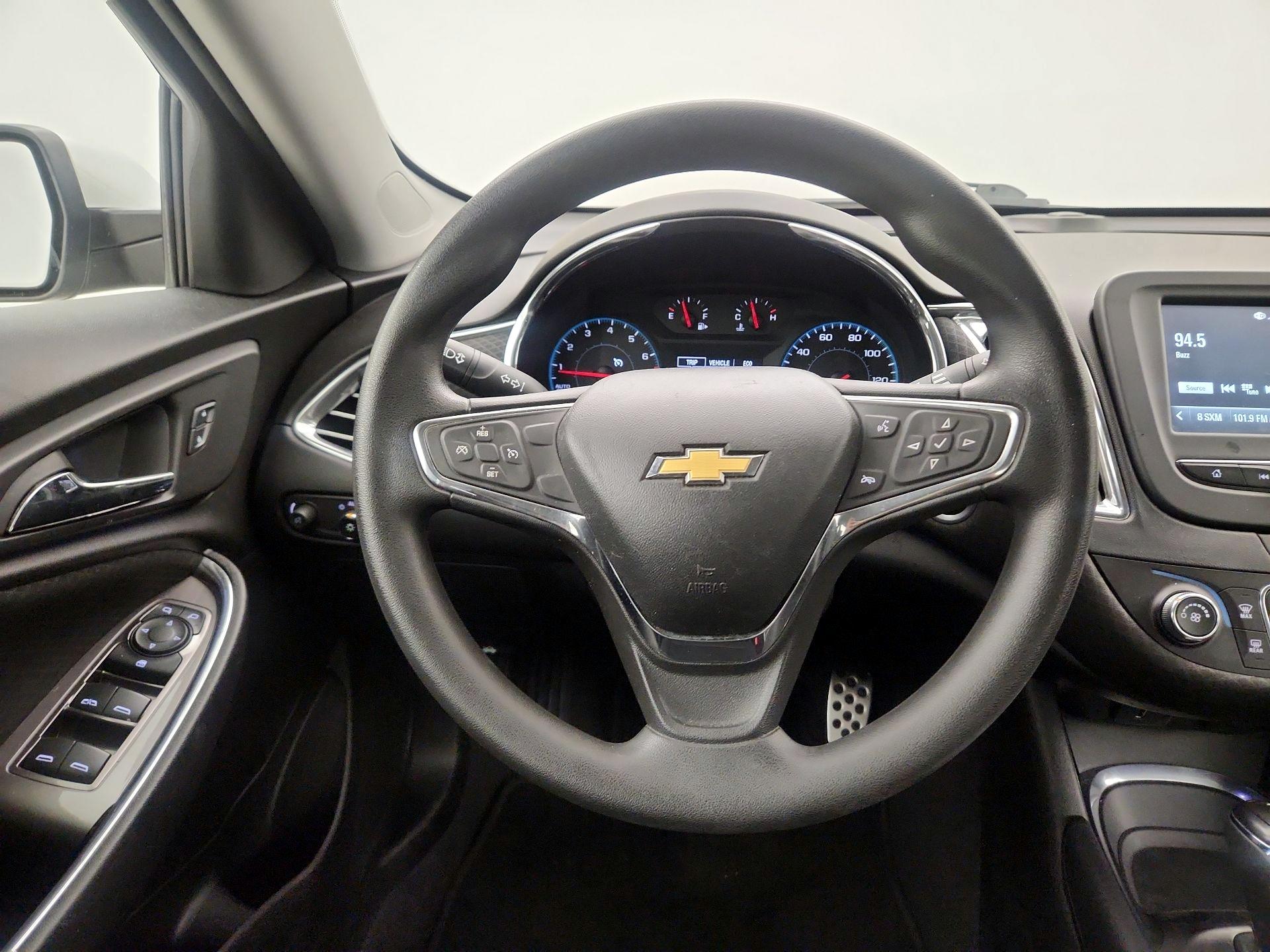 Thumbnail: 2017 Chevrolet Malibu - 10