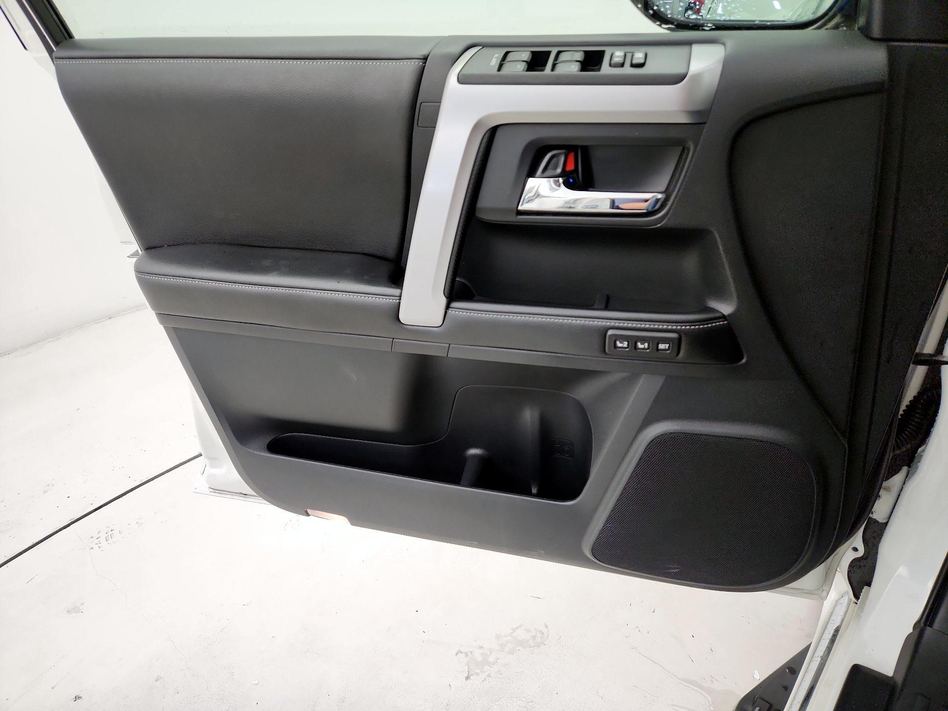 Thumbnail: 2015 Toyota 4Runner - 12