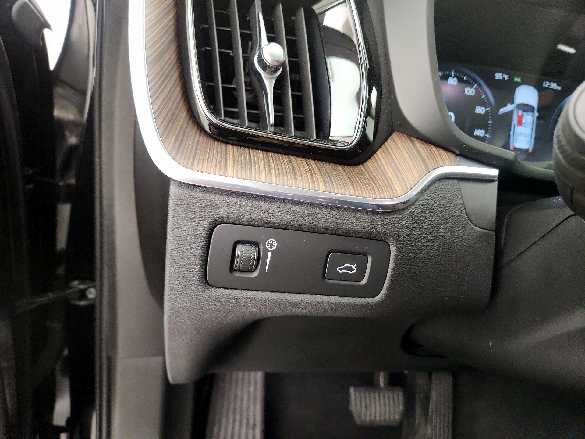 Thumbnail: 2021 Volvo XC60 - 13