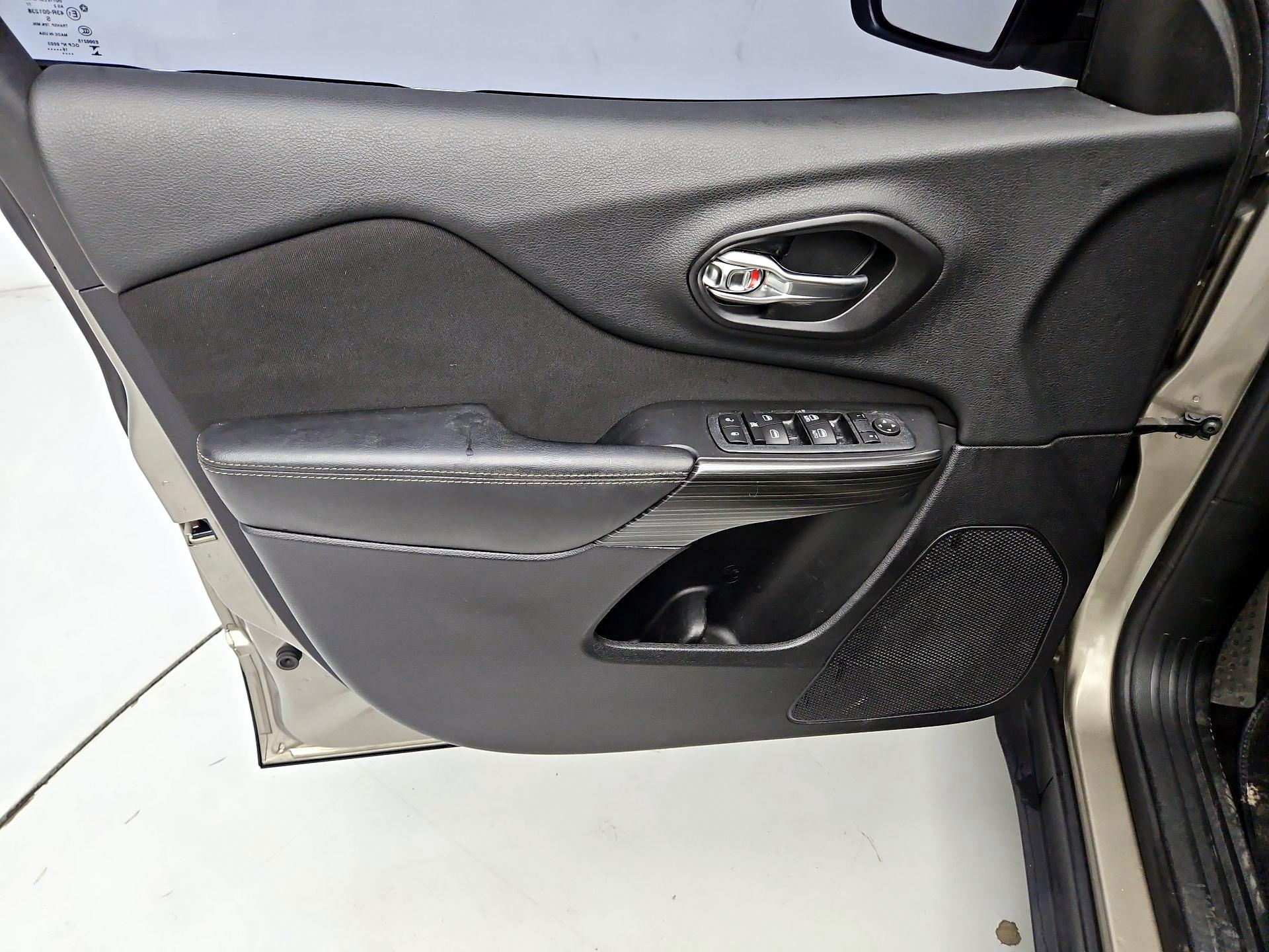 Thumbnail: 2017 Jeep Cherokee - 12