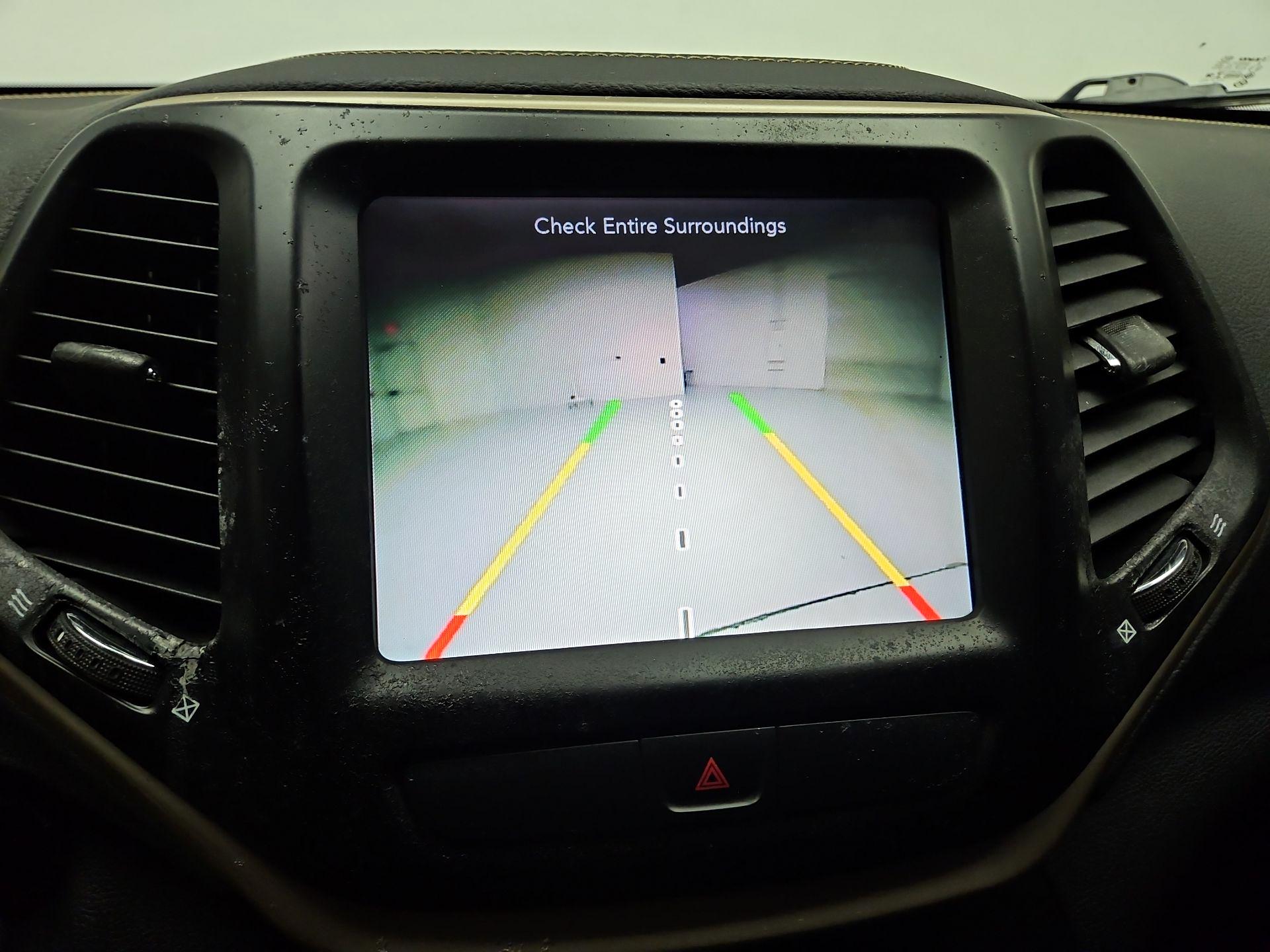 Thumbnail: 2017 Jeep Cherokee - 15