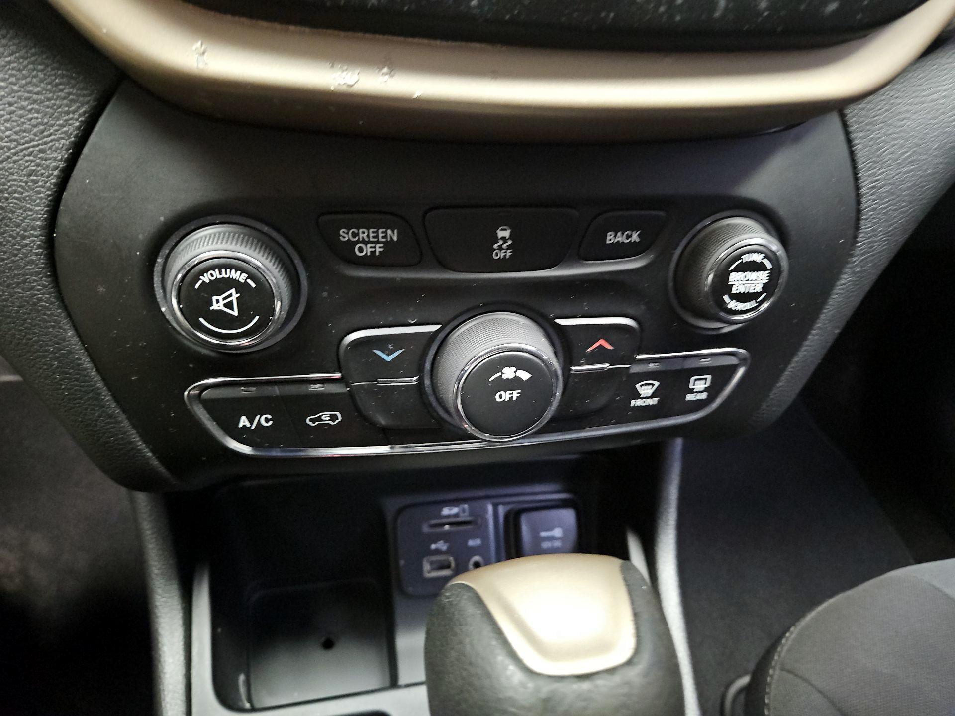 Thumbnail: 2017 Jeep Cherokee - 17