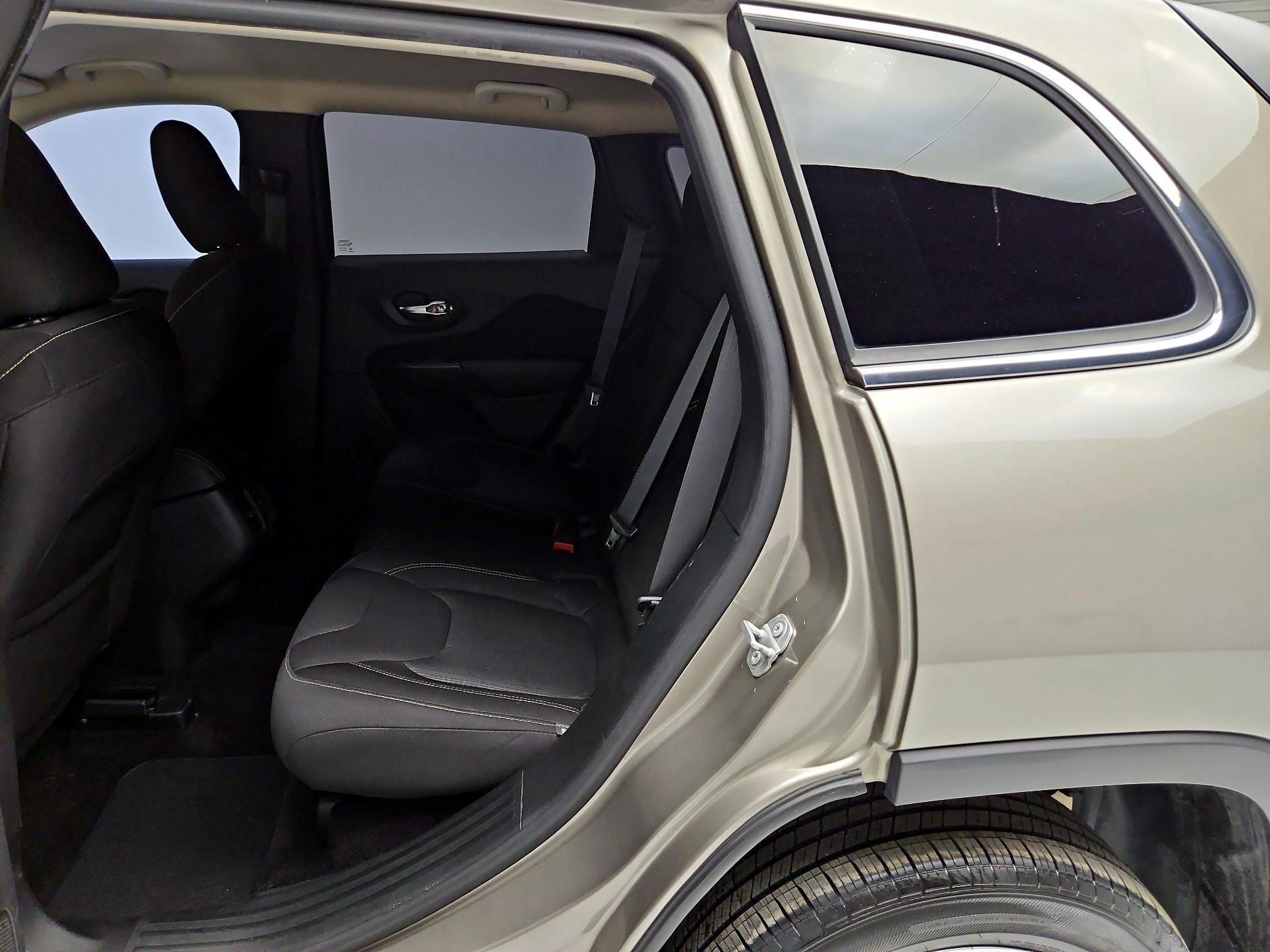 Thumbnail: 2017 Jeep Cherokee - 20