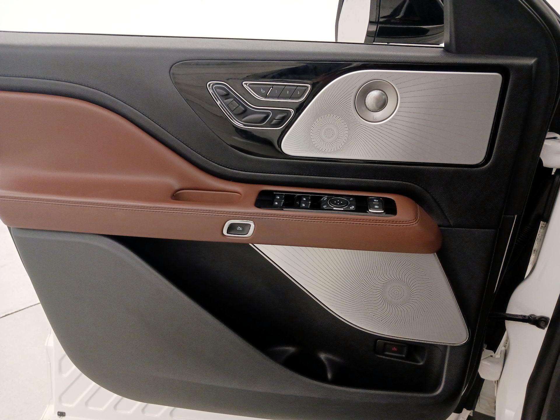 Thumbnail: 2020 Lincoln Aviator - 12