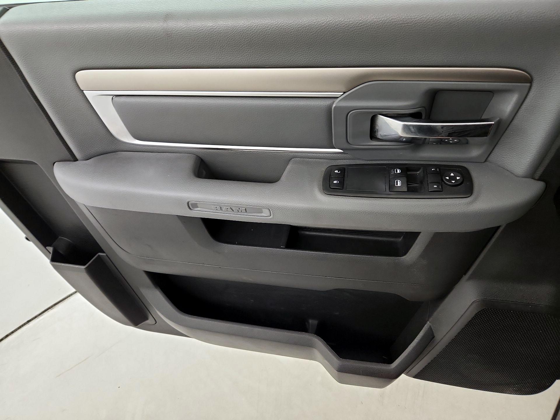 Thumbnail: 2020 RAM 1500 Classic - 12