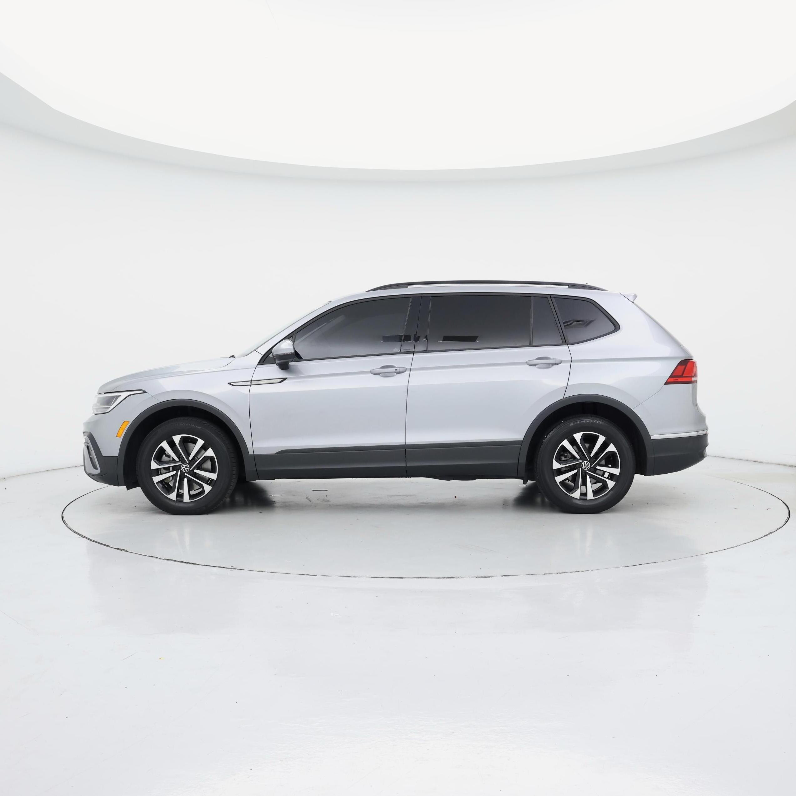 Thumbnail: 2023 Volkswagen Tiguan - 3