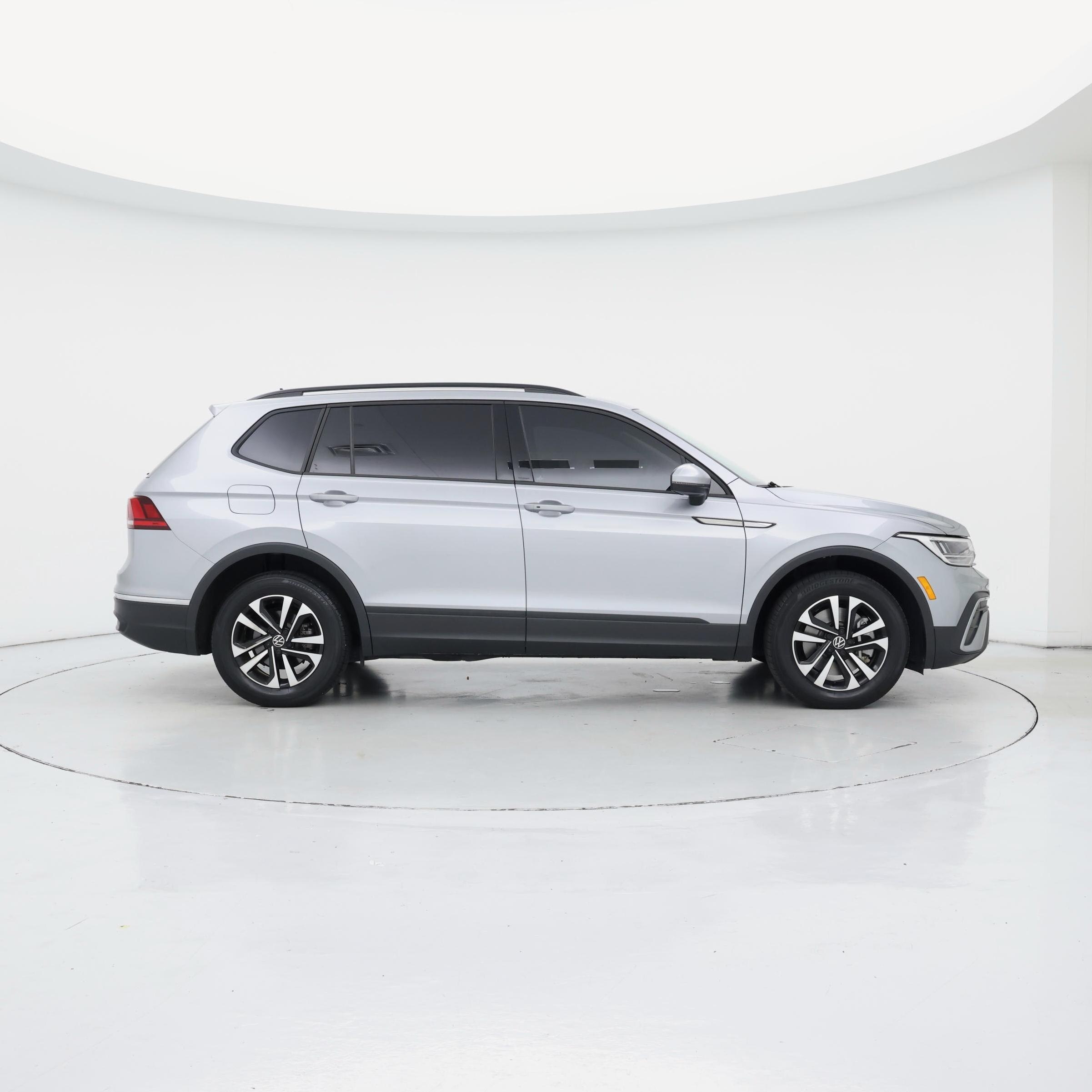 Thumbnail: 2023 Volkswagen Tiguan - 7