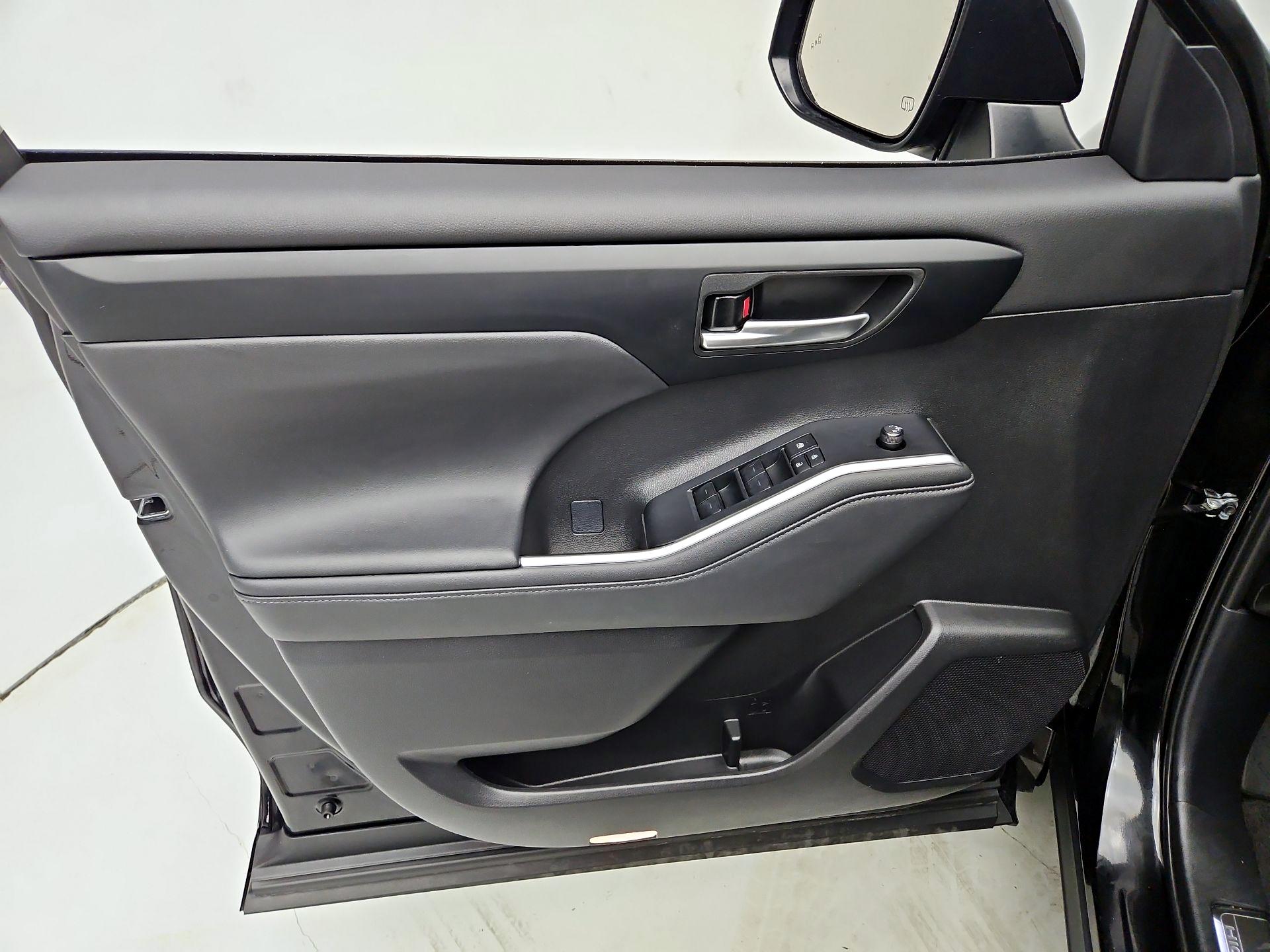 Thumbnail: 2025 Toyota Highlander - 10