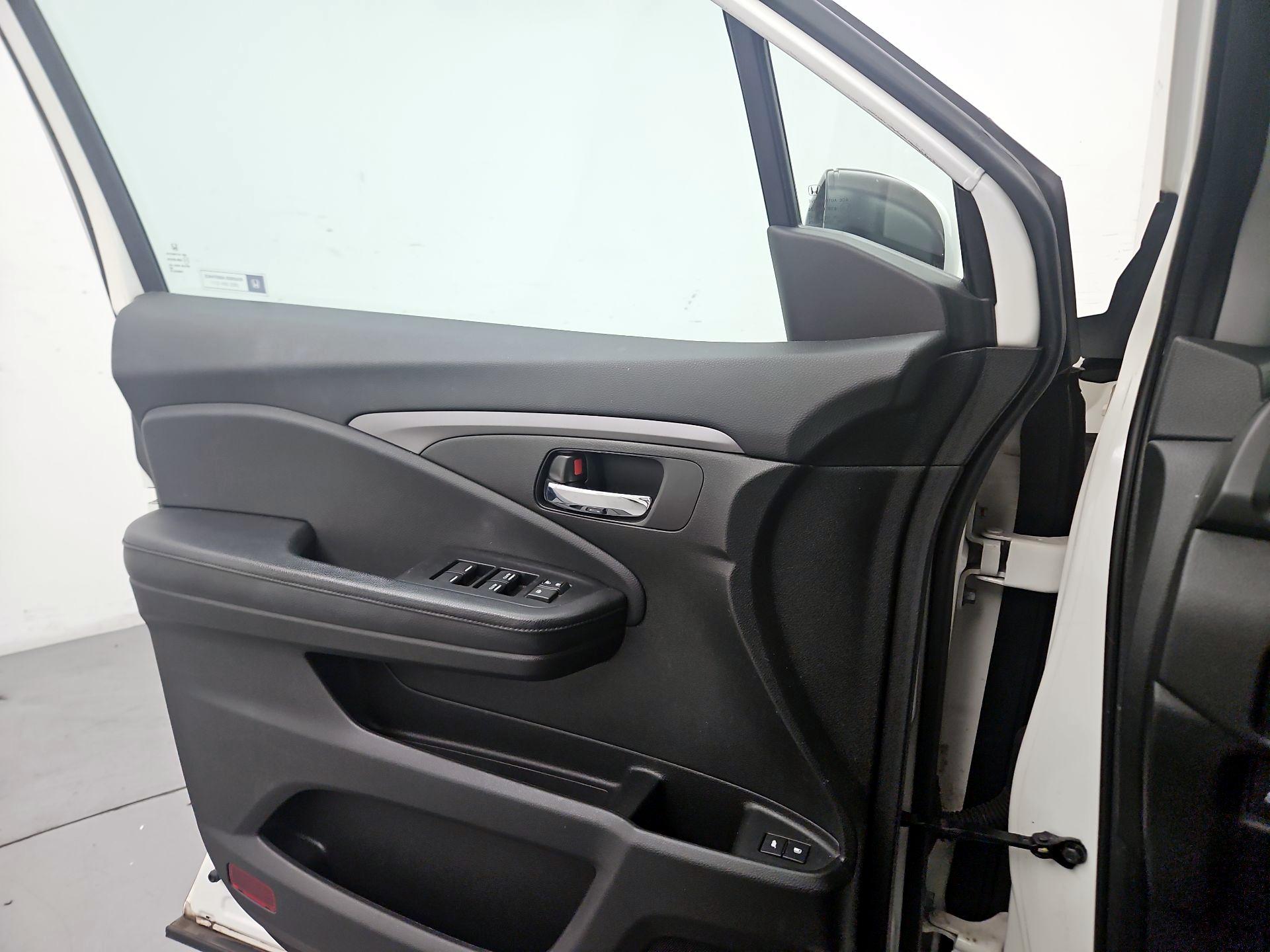Thumbnail: 2017 Honda Pilot - 12