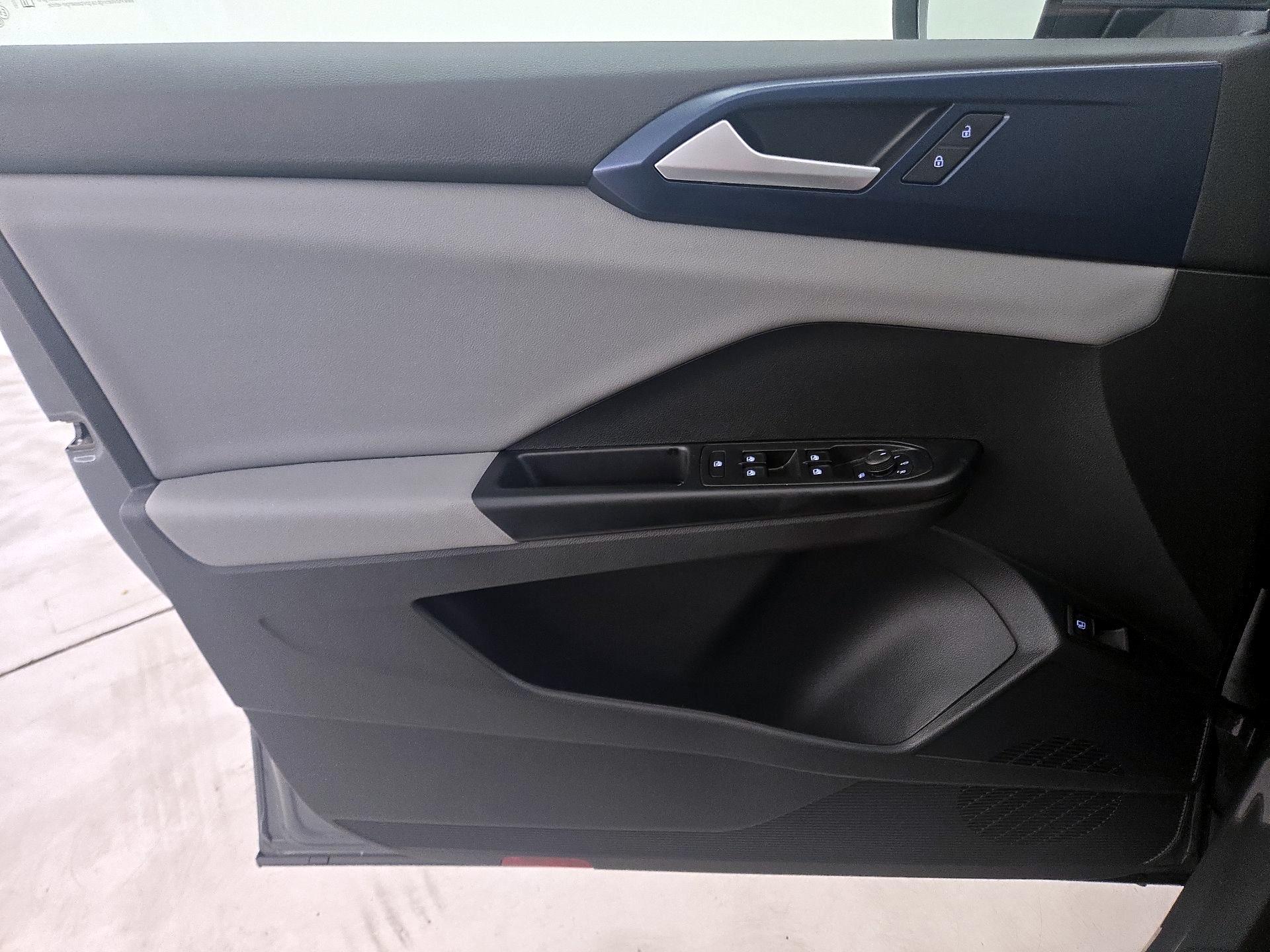 Thumbnail: 2022 Volkswagen Taos - 12