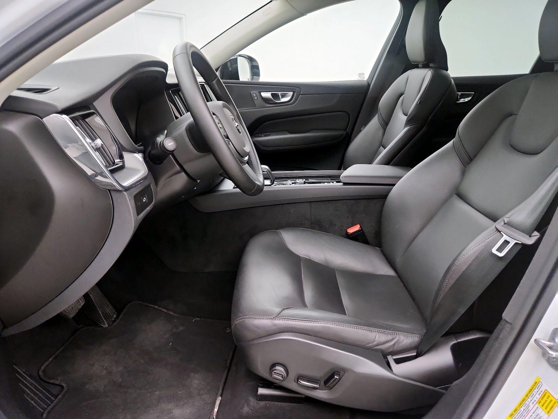 Thumbnail: 2025 Volvo XC60 - 11