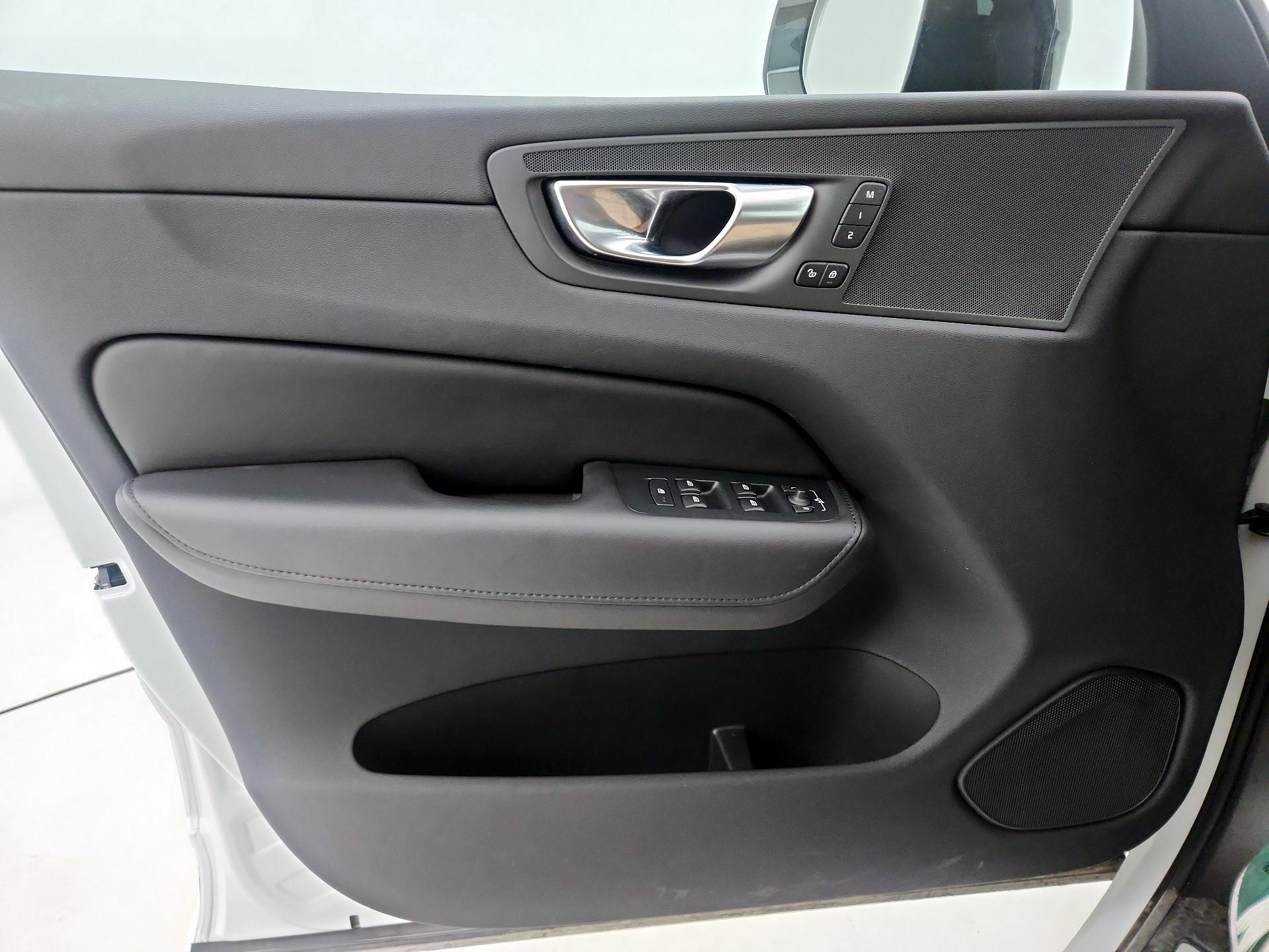 Thumbnail: 2025 Volvo XC60 - 12
