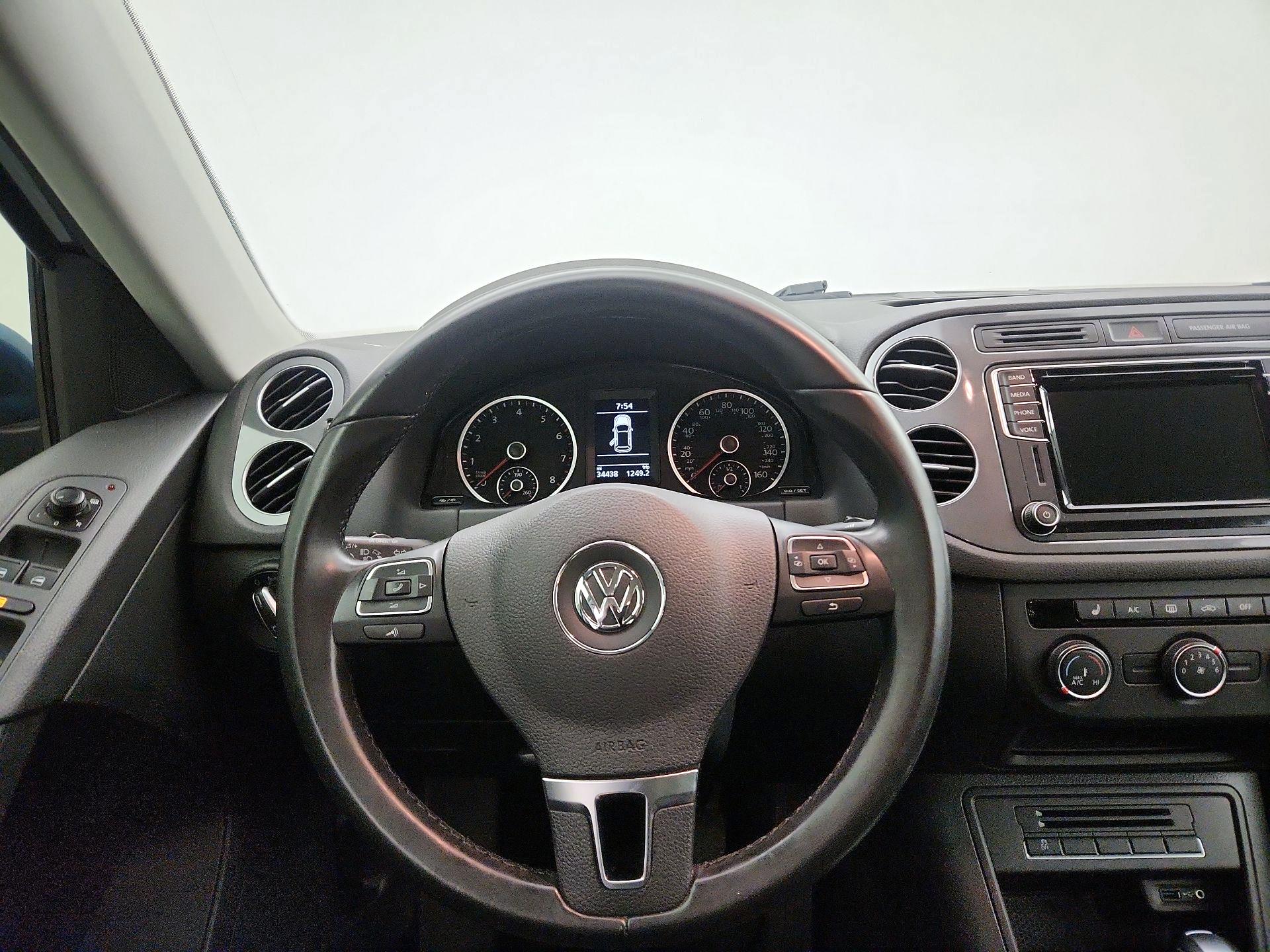 Thumbnail: 2017 Volkswagen Tiguan - 10