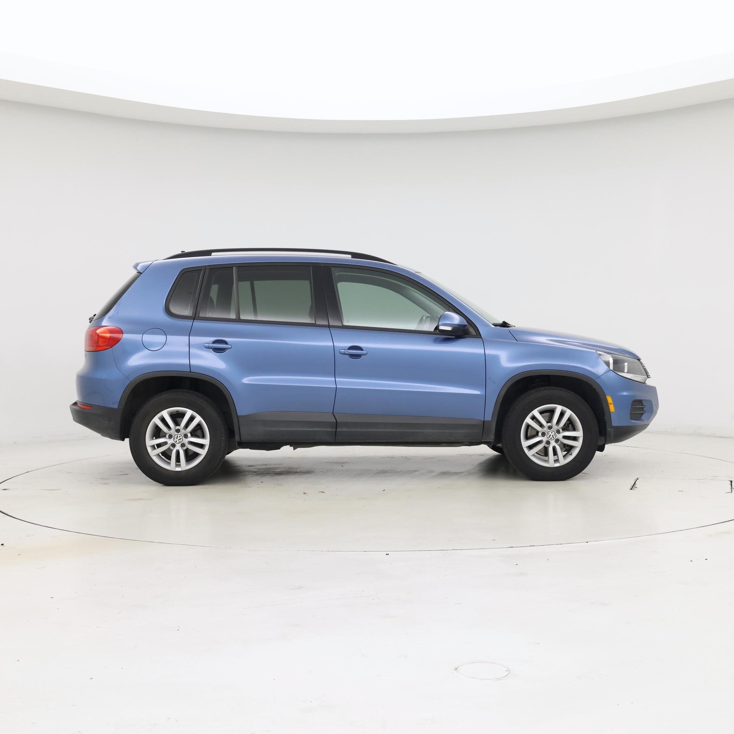 Thumbnail: 2017 Volkswagen Tiguan - 7